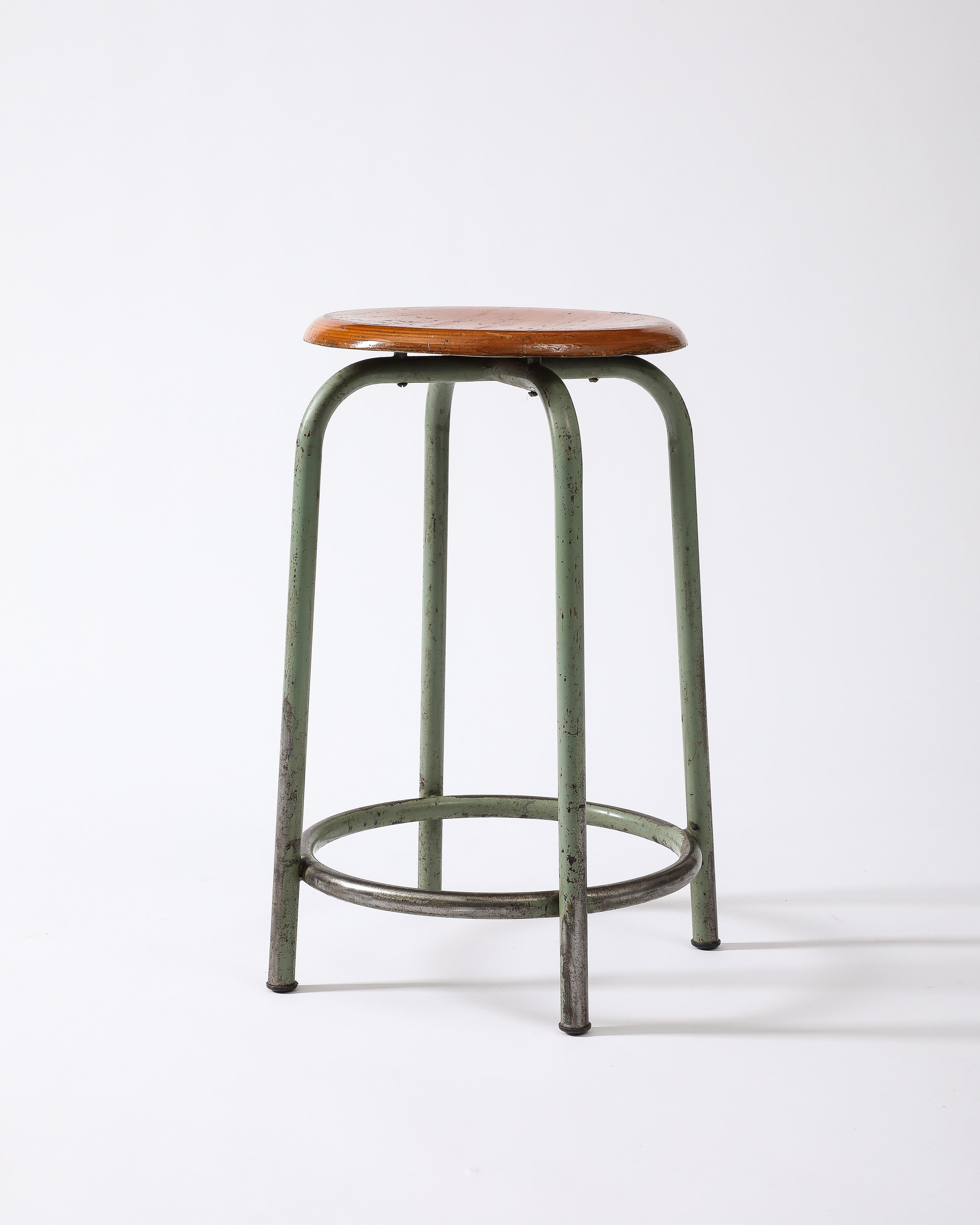 Werkstatthocker aus Holz und lackiertem Stahl, Frankreich, ca. 1950er Jahre (Französisch) im Angebot