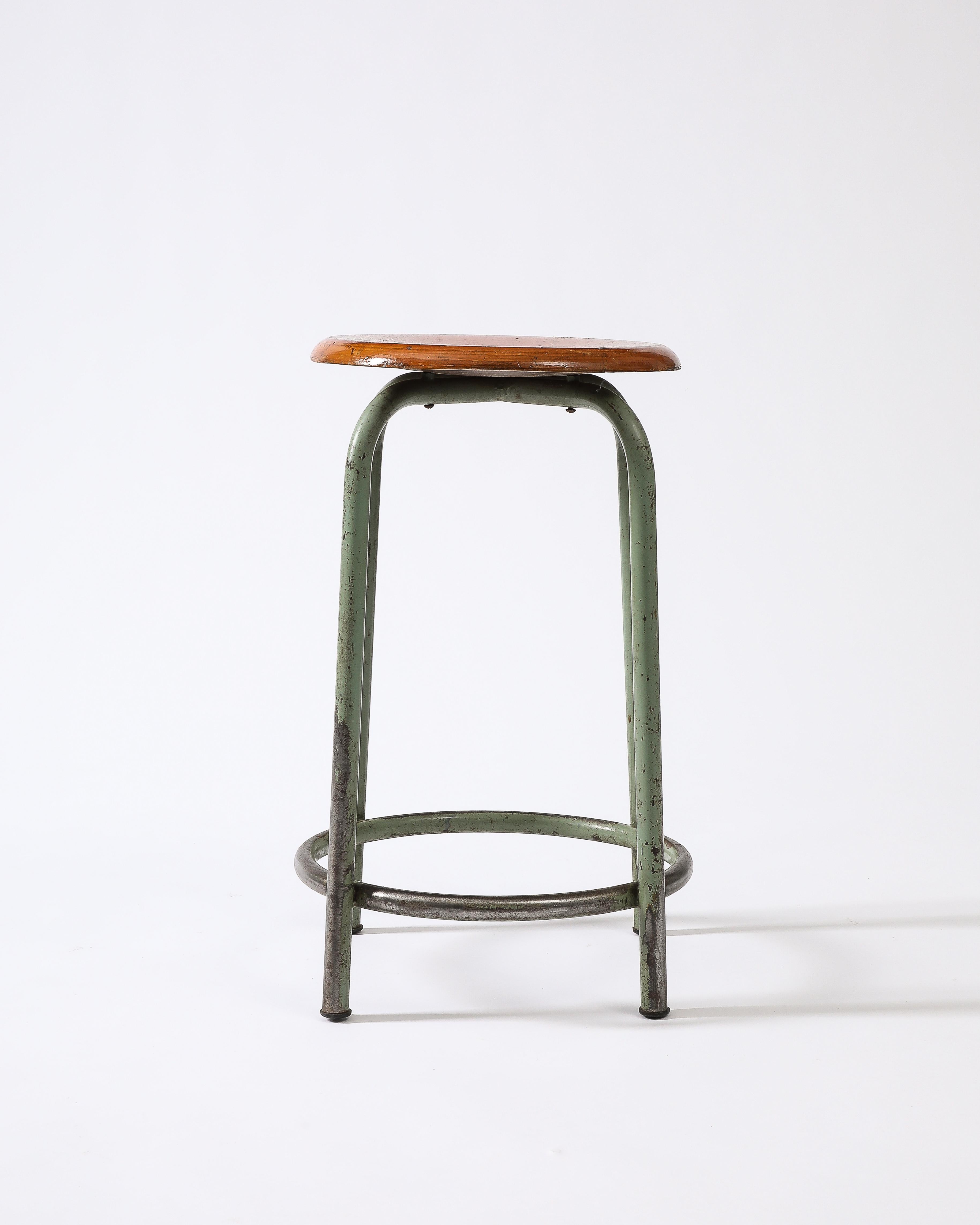 Werkstatthocker aus Holz und lackiertem Stahl, Frankreich, ca. 1950er Jahre im Zustand „Hervorragend“ im Angebot in New York City, NY