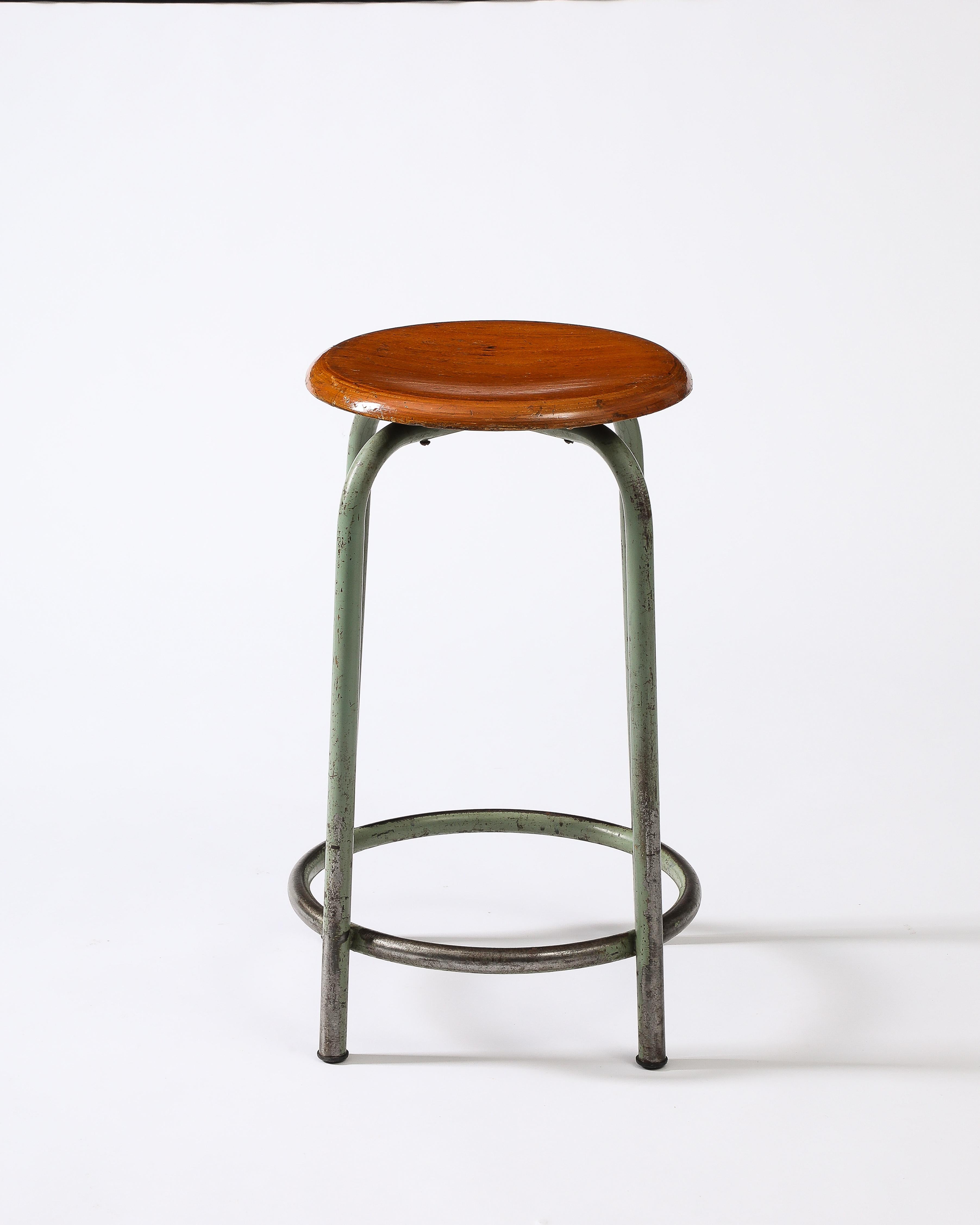 Werkstatthocker aus Holz und lackiertem Stahl, Frankreich, ca. 1950er Jahre (Mitte des 20. Jahrhunderts) im Angebot