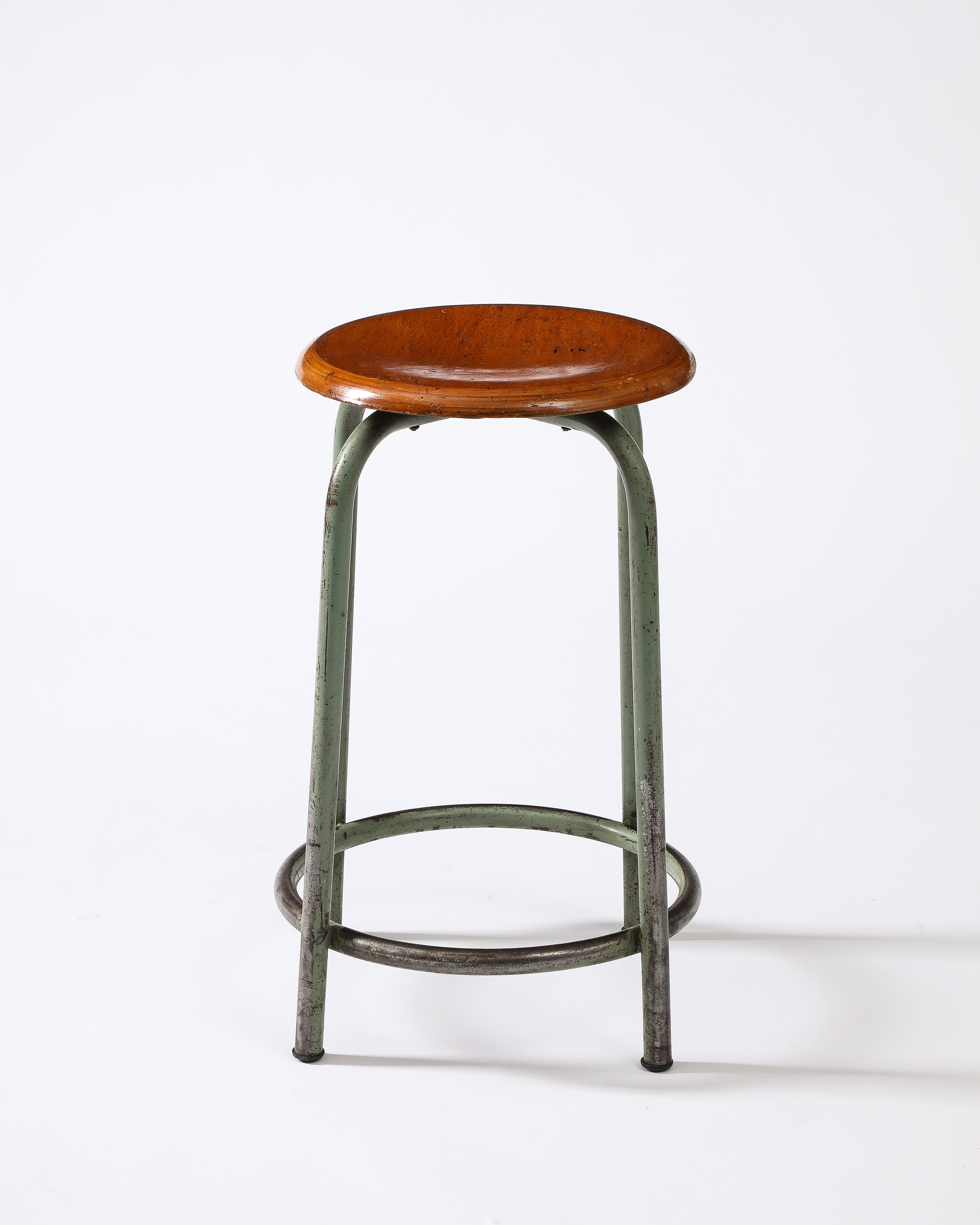 Werkstatthocker aus Holz und lackiertem Stahl, Frankreich, ca. 1950er Jahre im Angebot 1