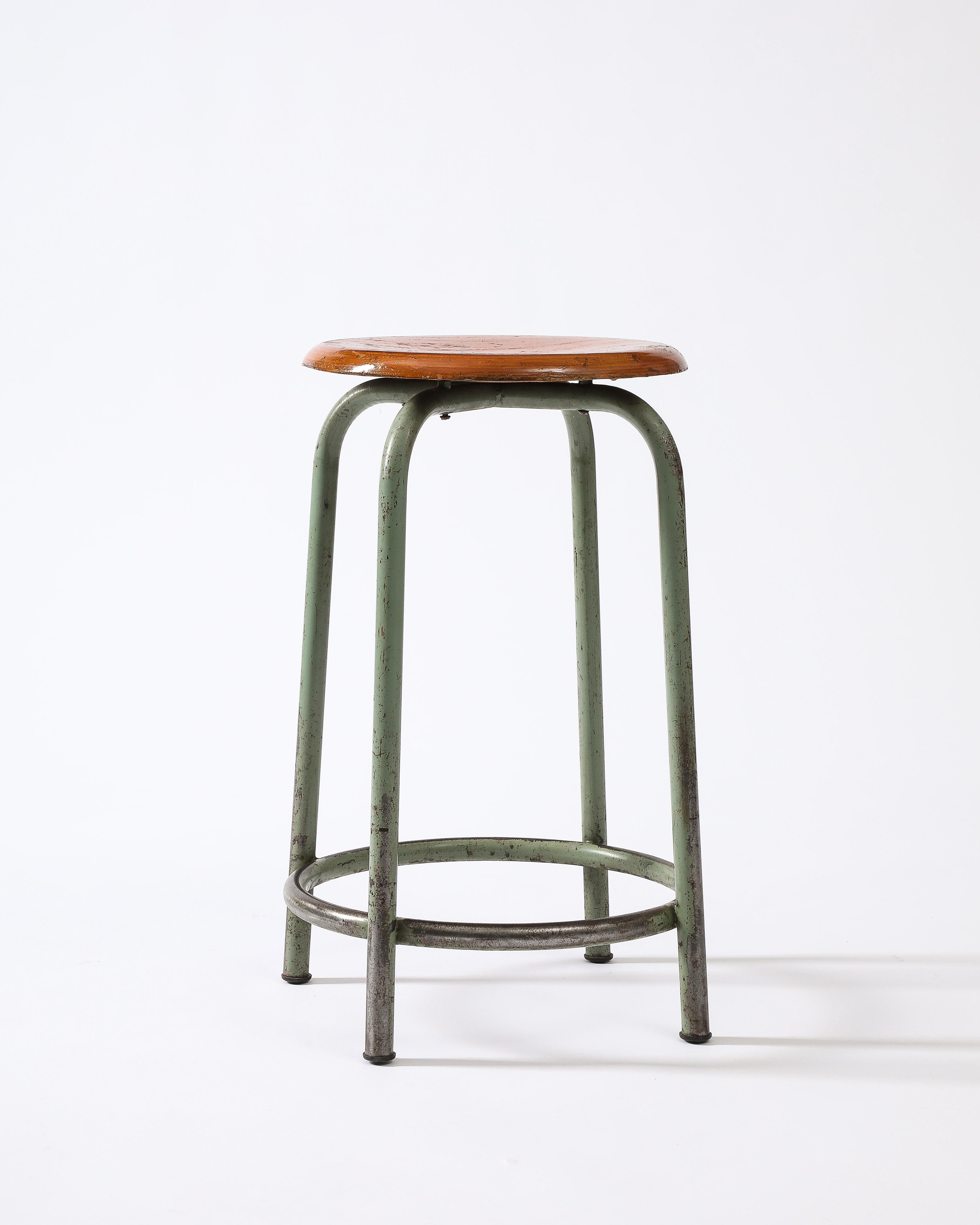 Werkstatthocker aus Holz und lackiertem Stahl, Frankreich, ca. 1950er Jahre im Angebot 3