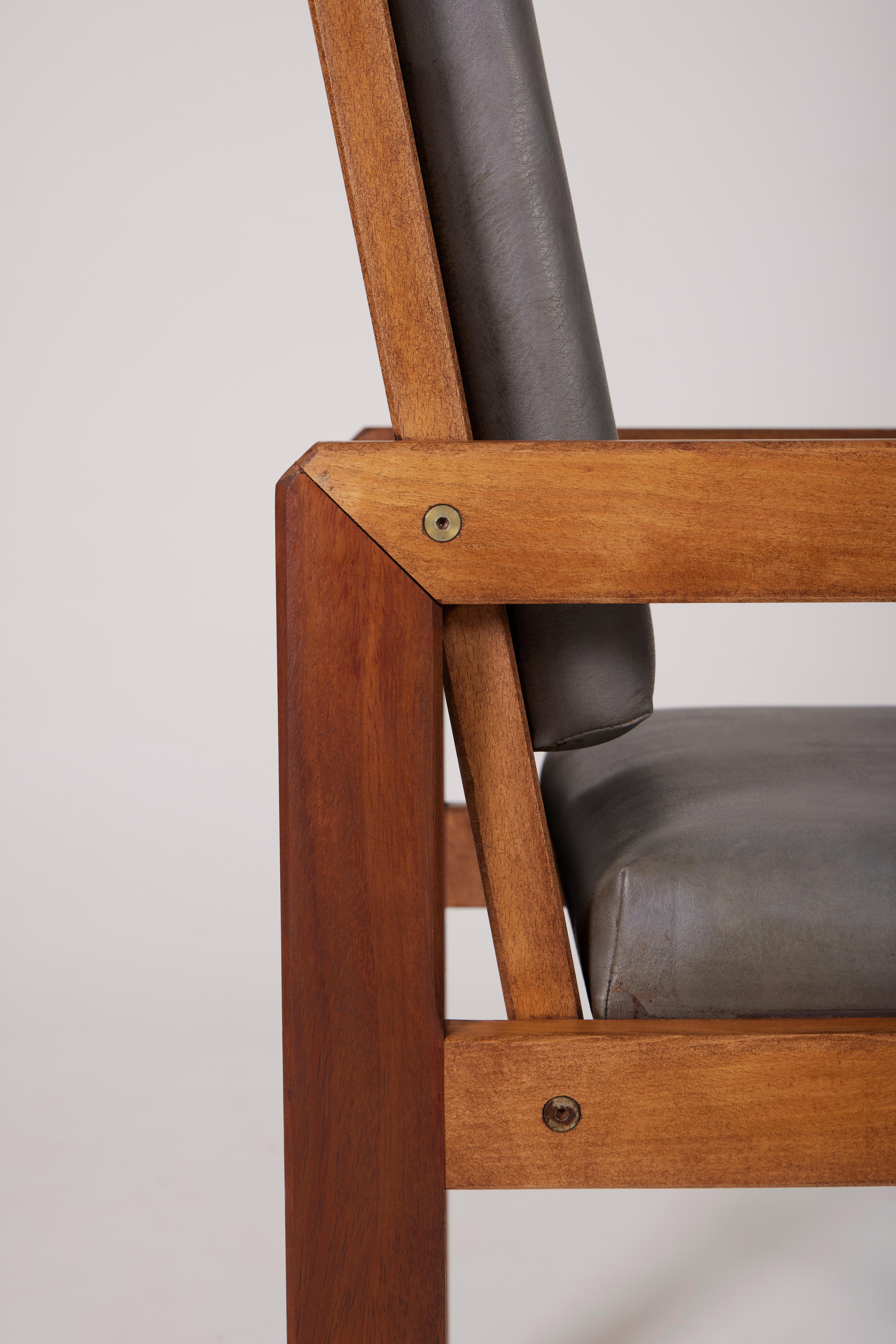 Wood and leather armchair by the french designer André Sornay For Sale 5