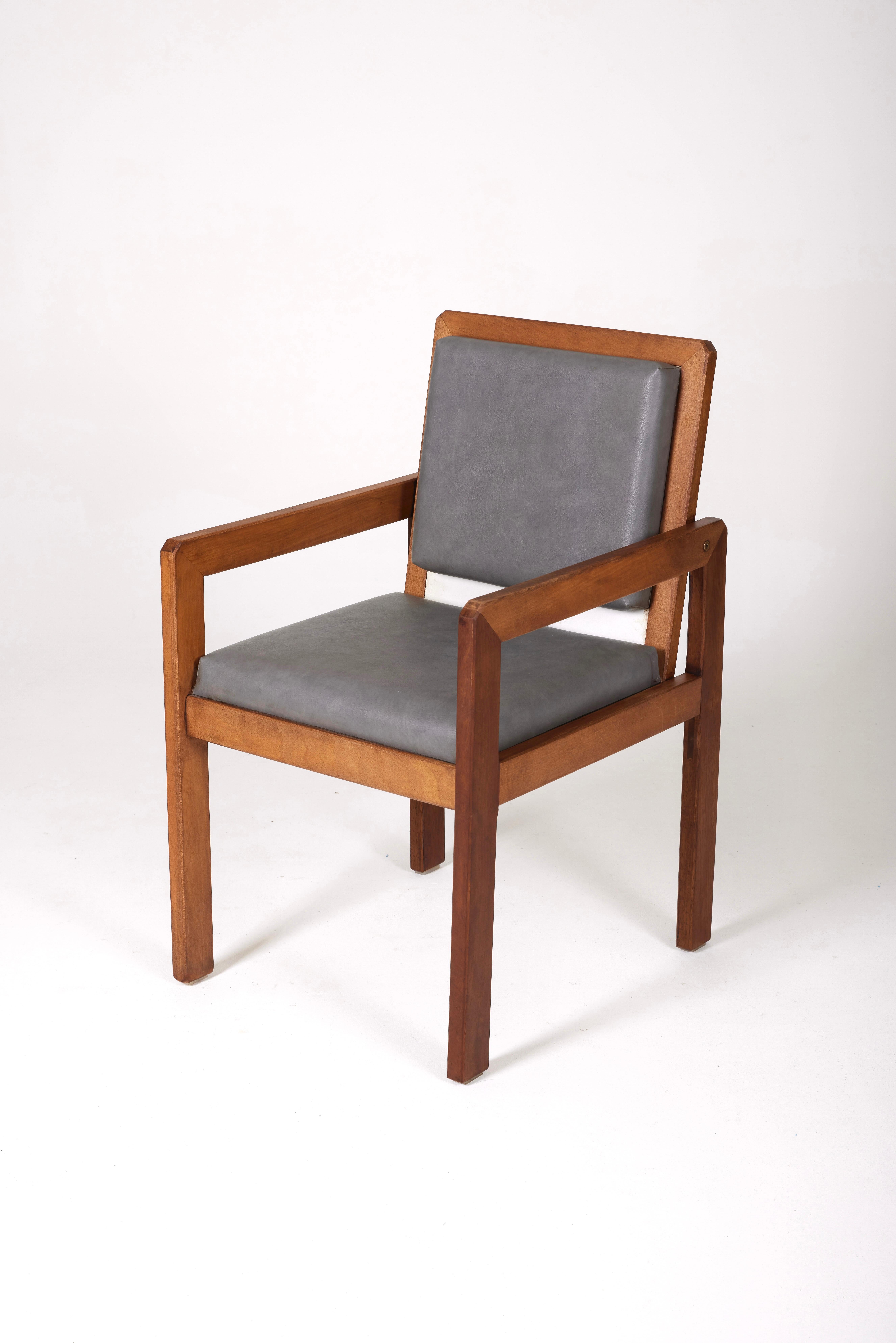 Armchair by French designer André Sornay, 1950s. Wooden frame, gray leather seat and back. Very good condition. 
Lp1150-1151