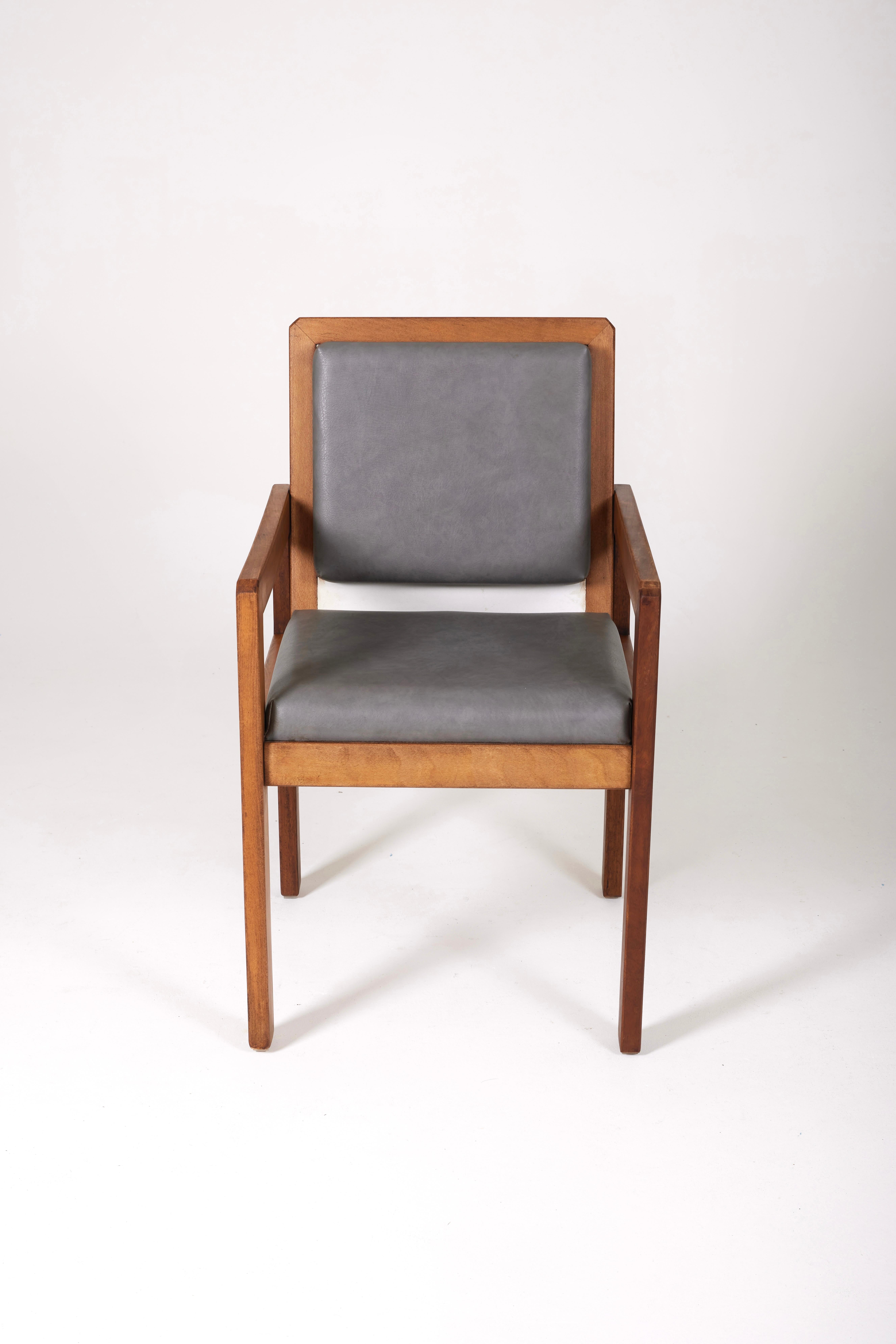 Wood and leather armchair by the french designer André Sornay In Good Condition For Sale In PARIS, FR