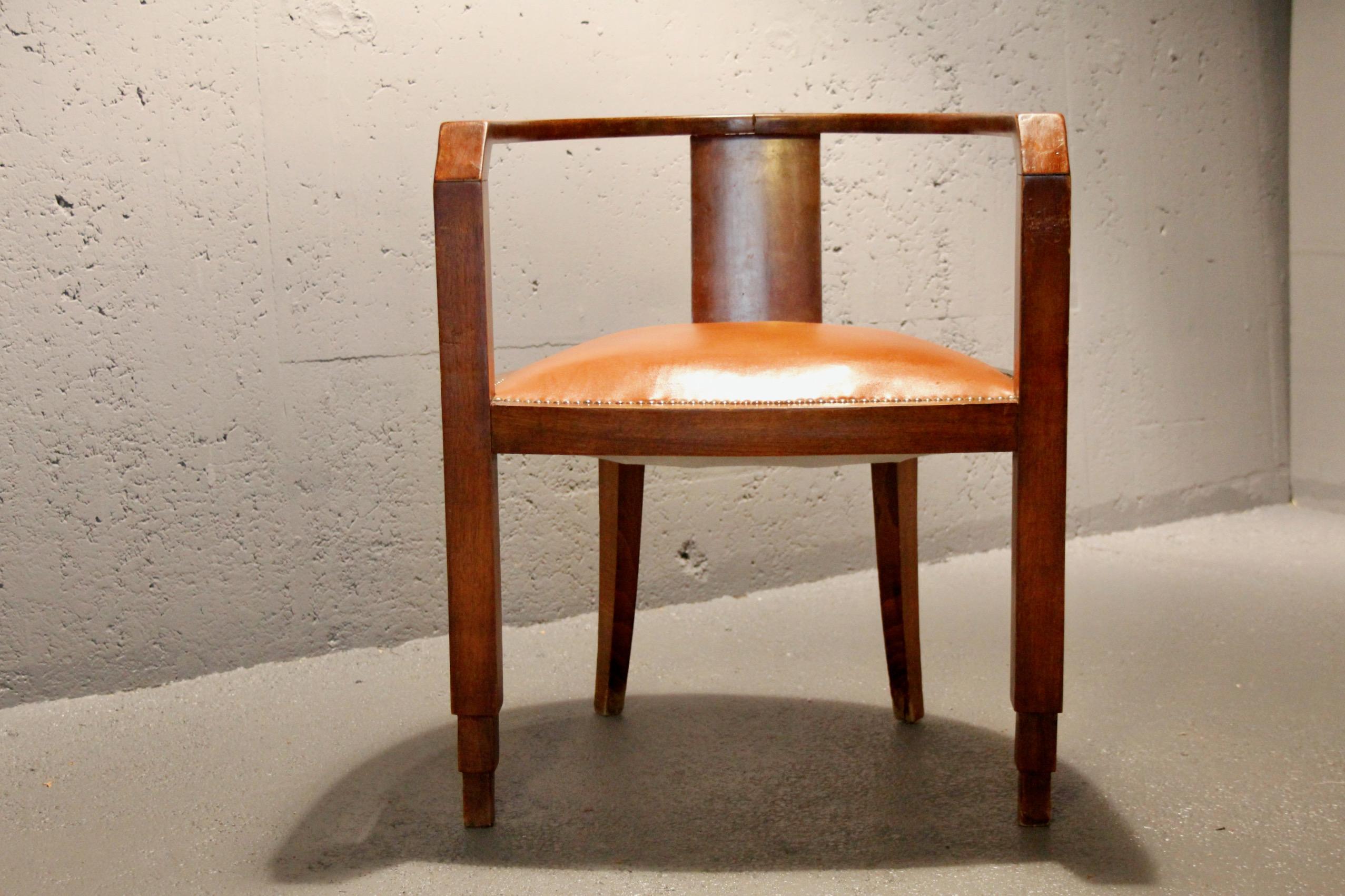 Milieu du XXe siècle Fauteuil Art Déco en bois et cuir en vente