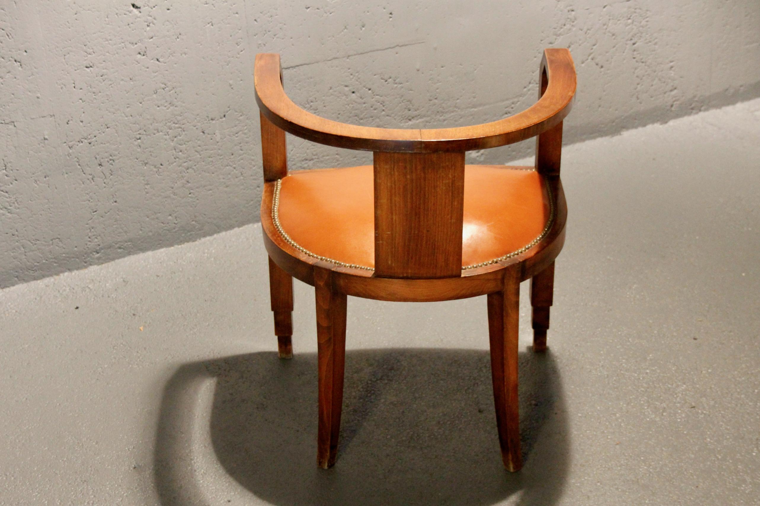 Cuir Fauteuil Art Déco en bois et cuir en vente