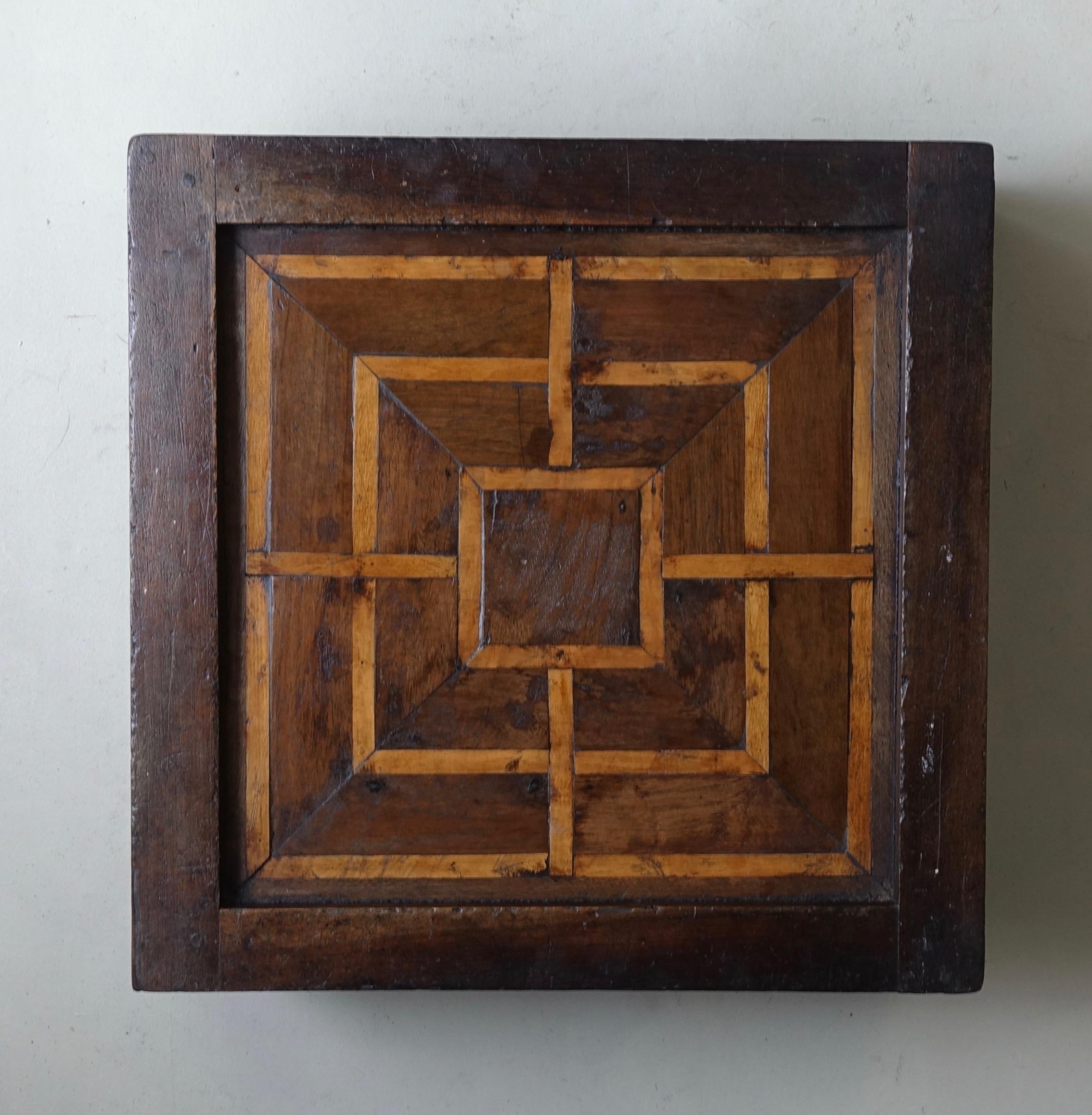 Wood and leather game box for chess, Nine men’s morris and Backgammon
Italy, 19th century
33 x 33,3 x 11,2 cm

Nine men’s morris also known as mill game (merelles, from the Latin world merellus which means « gamepiece ») is a strategy board game for