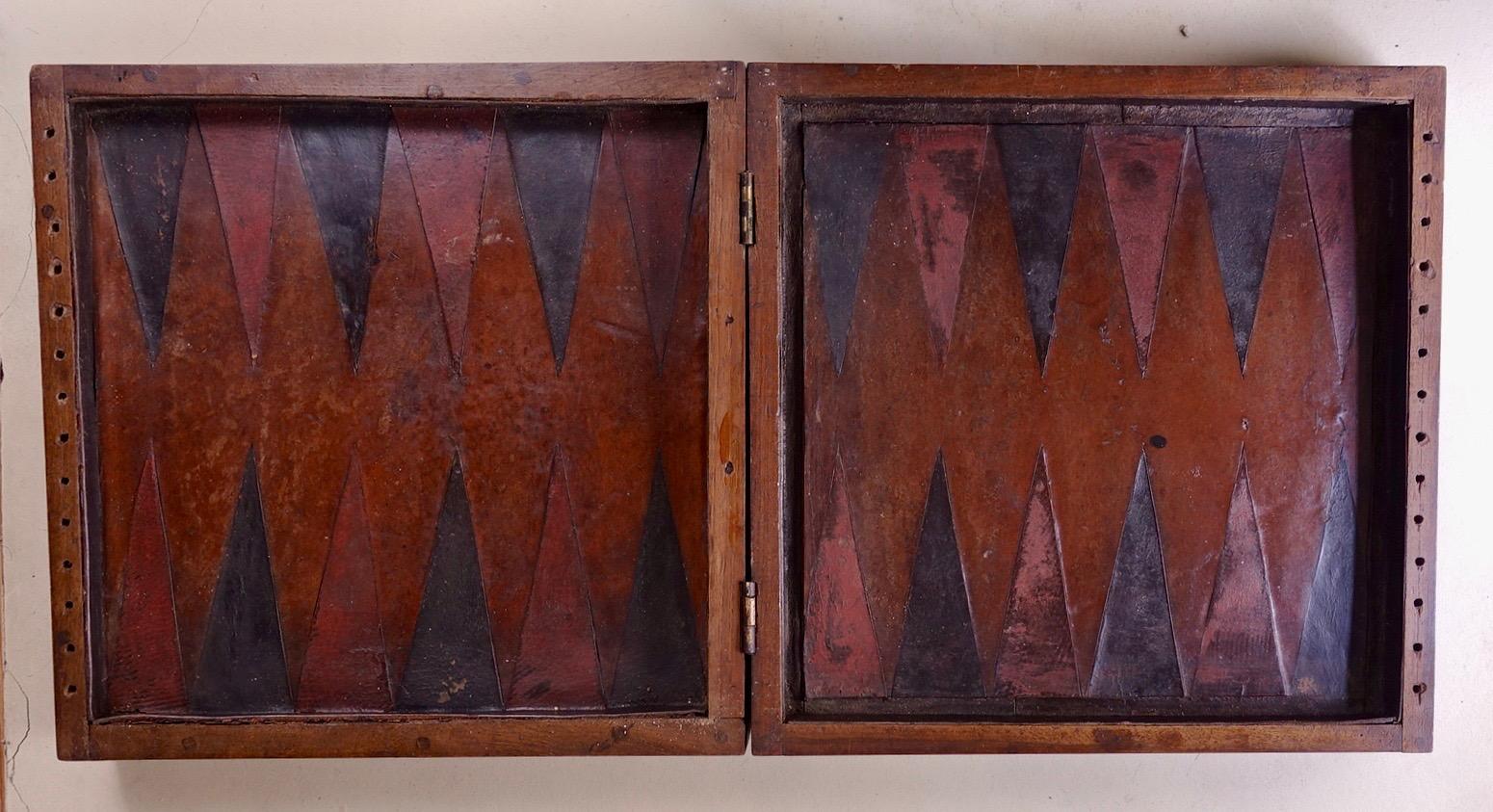 italien Boîte à jeux en bois et cuir - Italie, XIXe siècle en vente