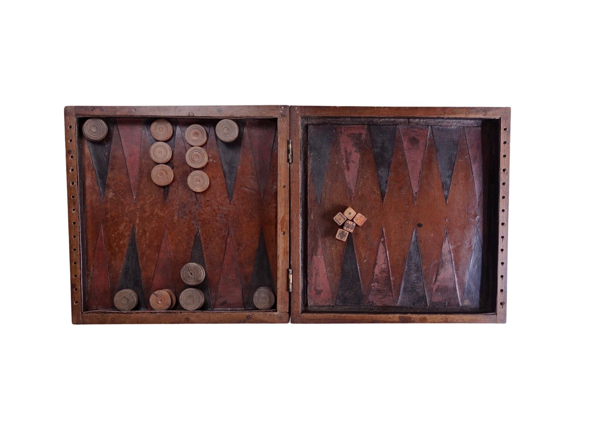 Sculpté Boîte à jeux en bois et cuir - Italie, XIXe siècle en vente