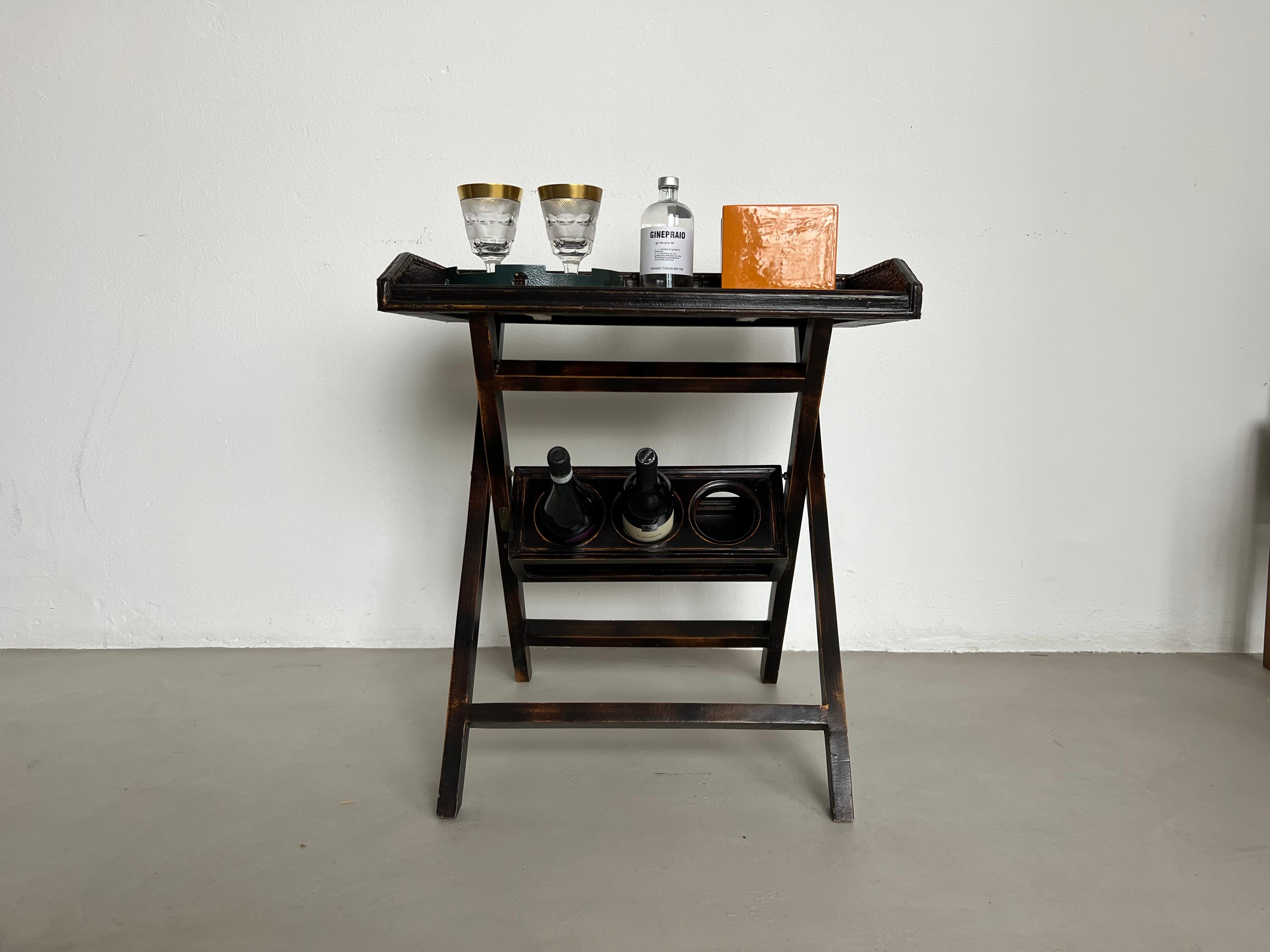 holz und leder serviert tablett, cocktail bar, vintage ecktisch (Handgefertigt) im Angebot