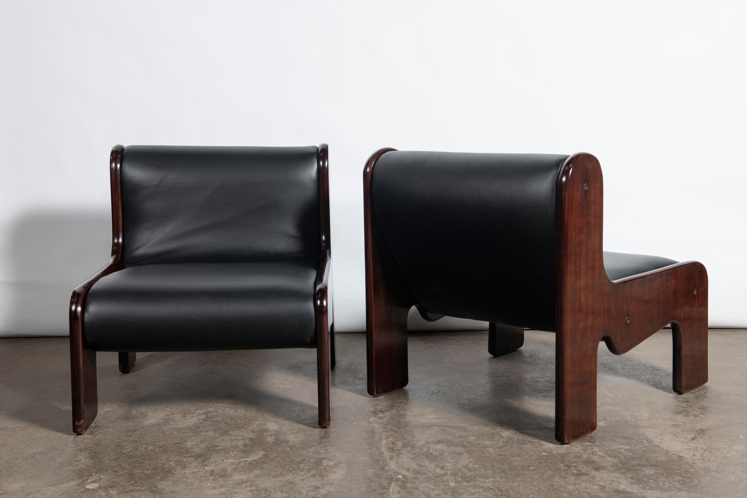 Wood and leather set of 3 LP sofas designed by Ricardo Blanco, Argentina, 1970. In Good Condition For Sale In Buenos Aires, Buenos Aires