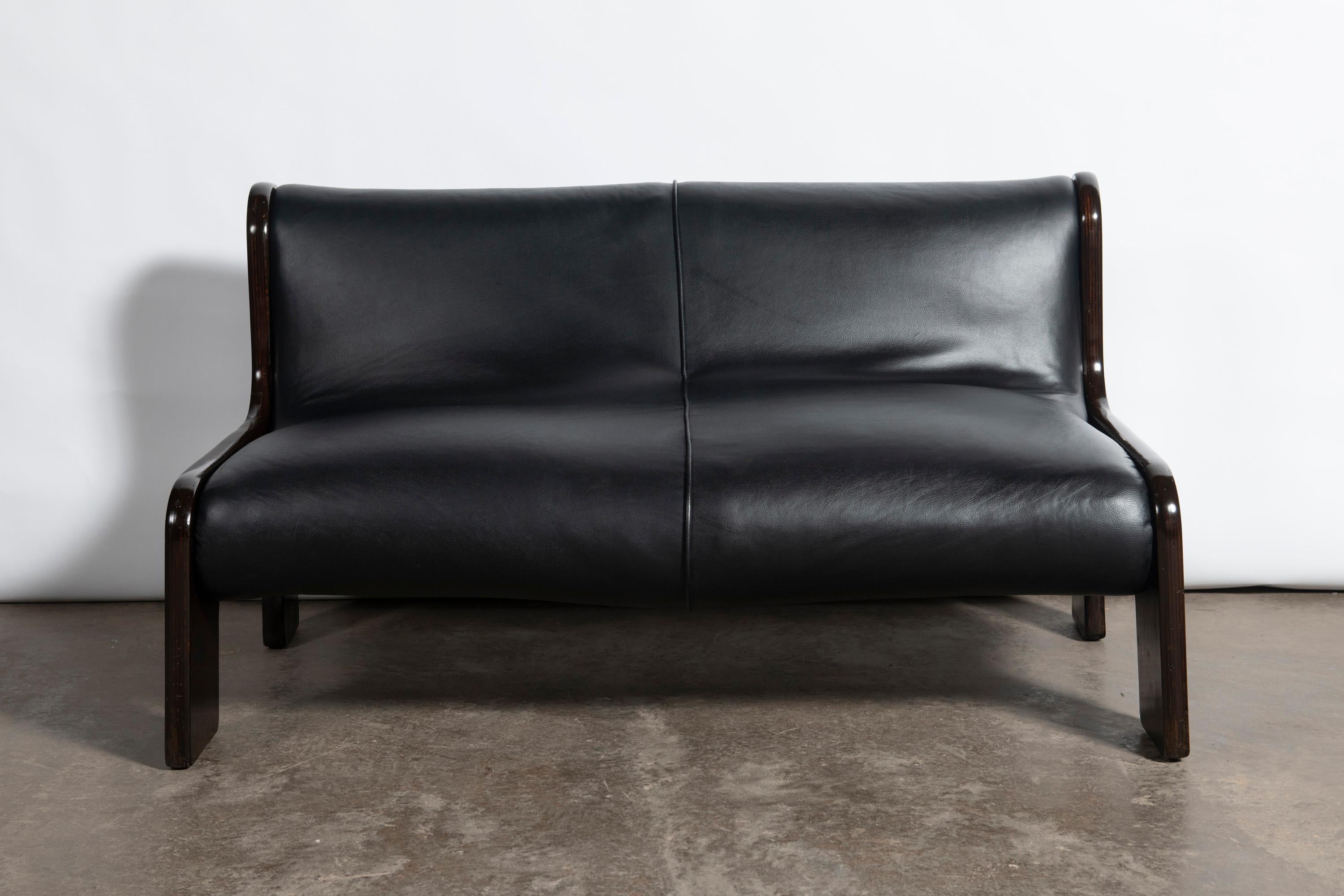 Leather Wood and leather set of 3 LP sofas designed by Ricardo Blanco, Argentina, 1970. For Sale
