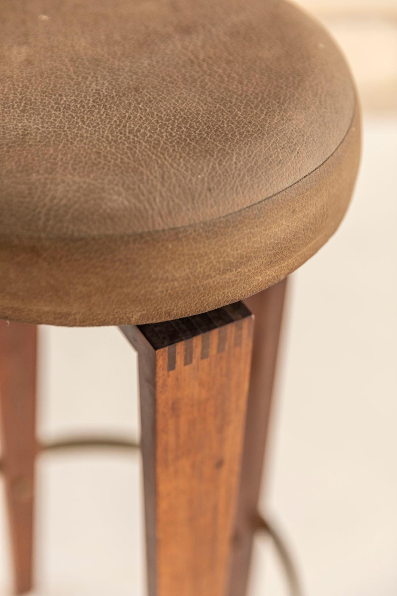Wood and Leather Stool Attributed to Cassina In Excellent Condition For Sale In Piacenza, Italy