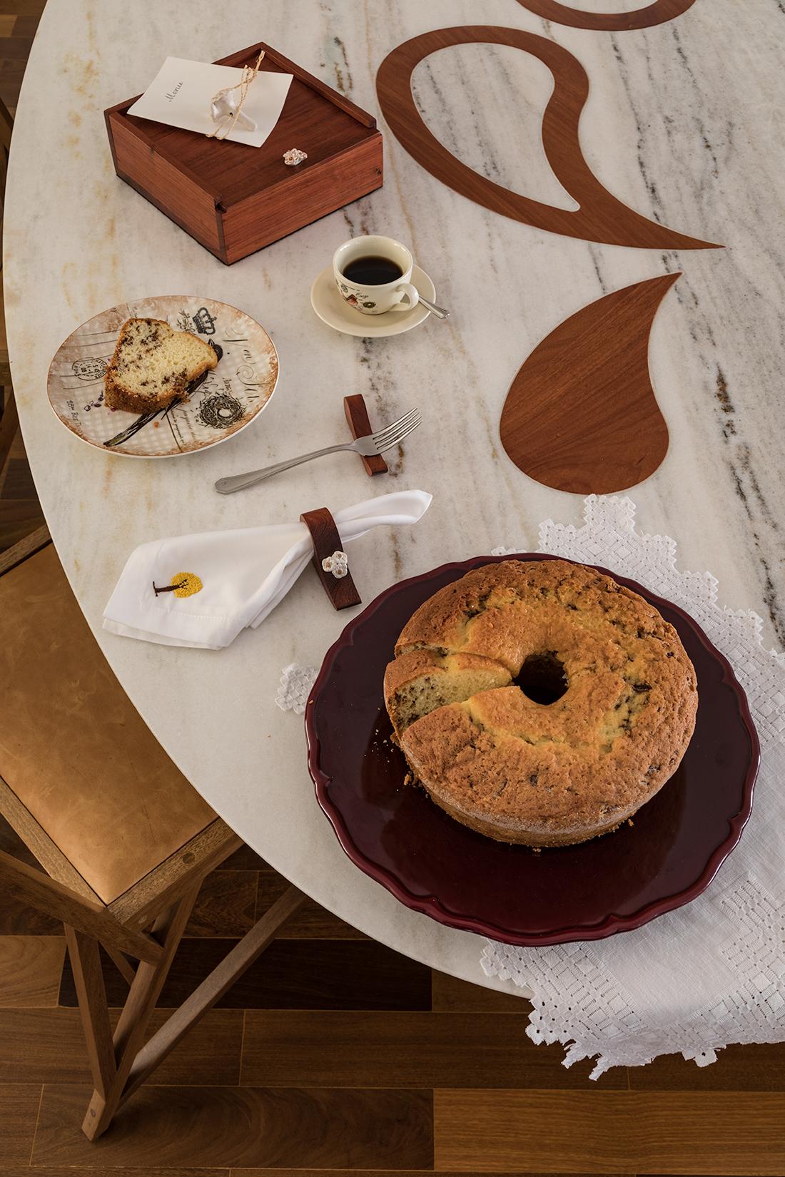 Wood and Marble Petalas Oval Table by Brazilian Yankatu In New Condition In Jundiaí, SP