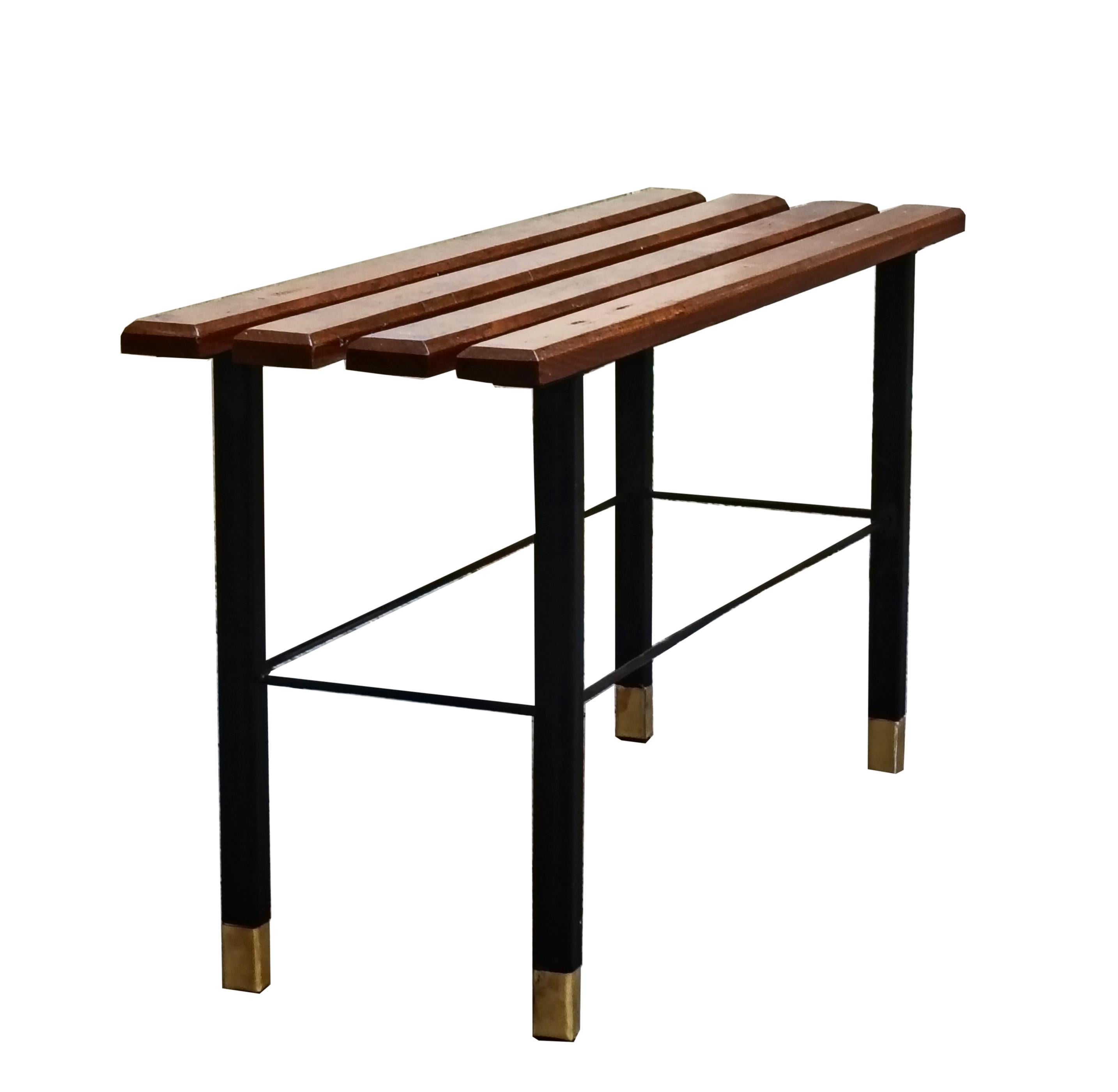 Banc en bois de teck, fabrication italienne, années 1960. Le banc est composé de 4 lames de teck, d'un cadre en métal noir et d'un cadre en bois.  pieds en laiton.
Dans l'esprit de la modernité du milieu du siècle comme Gio Ponti, Gianfranco