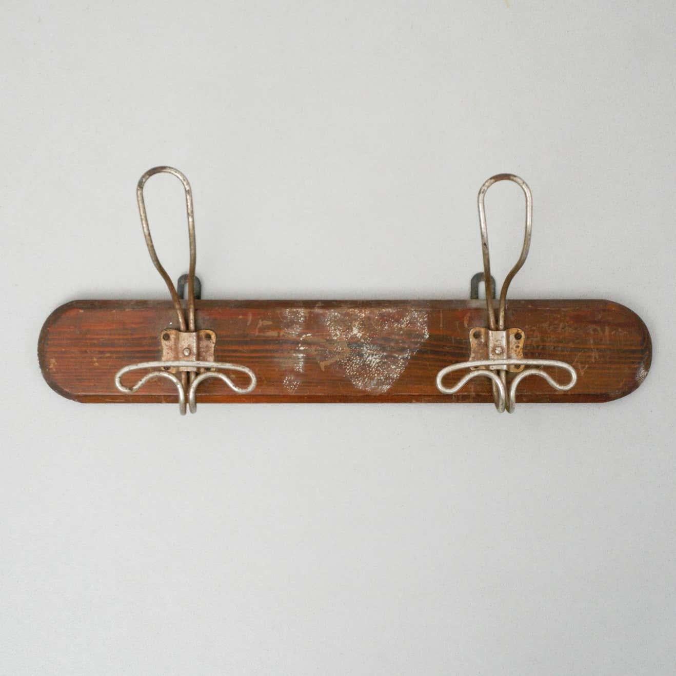 Wood and metal coat rack, circa 1930.
By unknown manufacturer. (France).

In original condition, with wear consistent of age and use, preserving a beautiful patina.