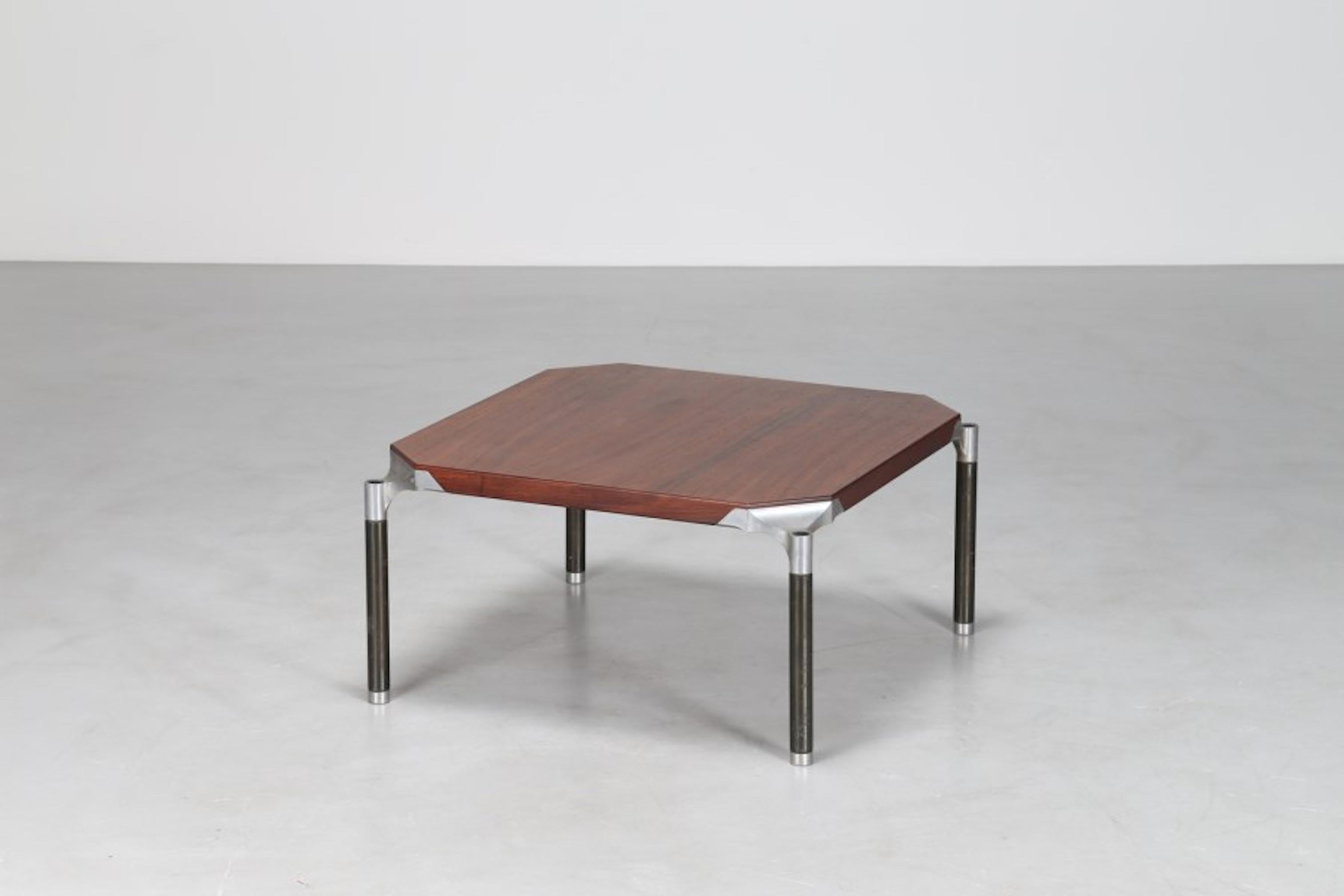 Ico Parisi (1916 - 1996)

Table basse en palissandre, métal laqué et acier, pour MIM Roma, années 1960 (Deux Disponibles)

Dimensions : 40,00 x 75,00 x 75,00 cm