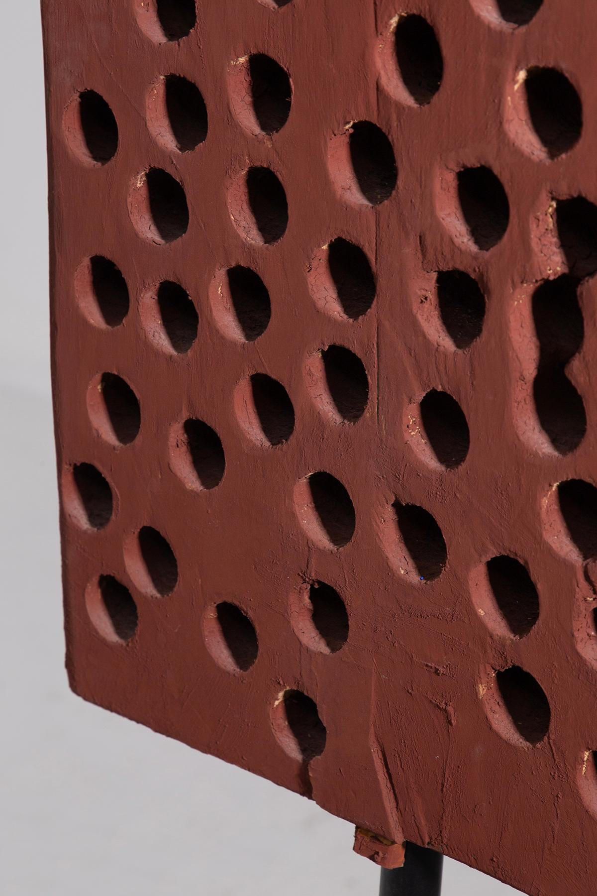 This sculpture, created in the 1990s by the Mantuan artist Aldo Guarnieri, captures the spirit of the avant-garde art of its time. With his mixed technique on wood, Guarnieri manages to infuse the material with a sense of movement and depth. The