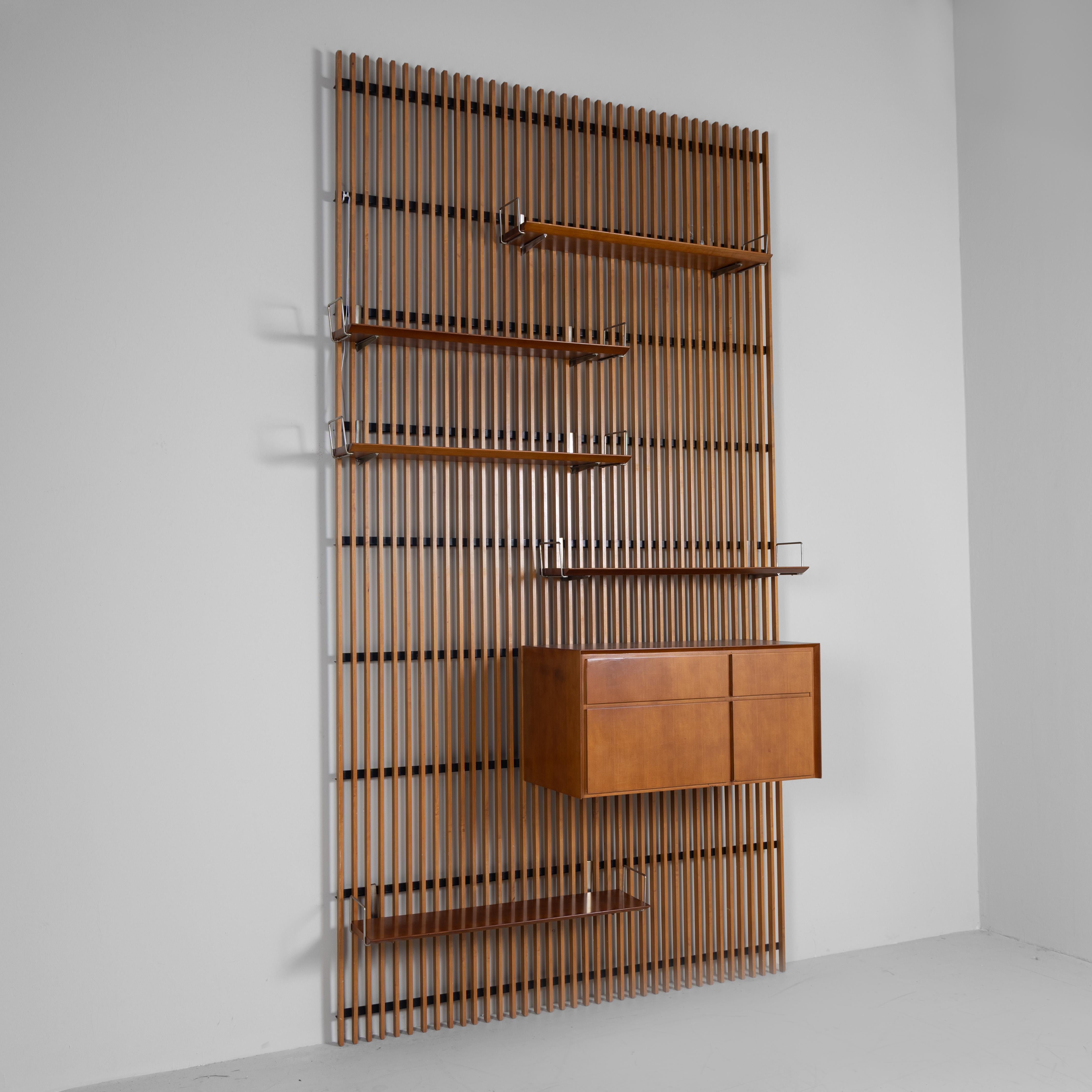 Wandregal aus Holz und Metall mit Lattenrost und Regalen, 1960 (Moderne der Mitte des Jahrhunderts) im Angebot