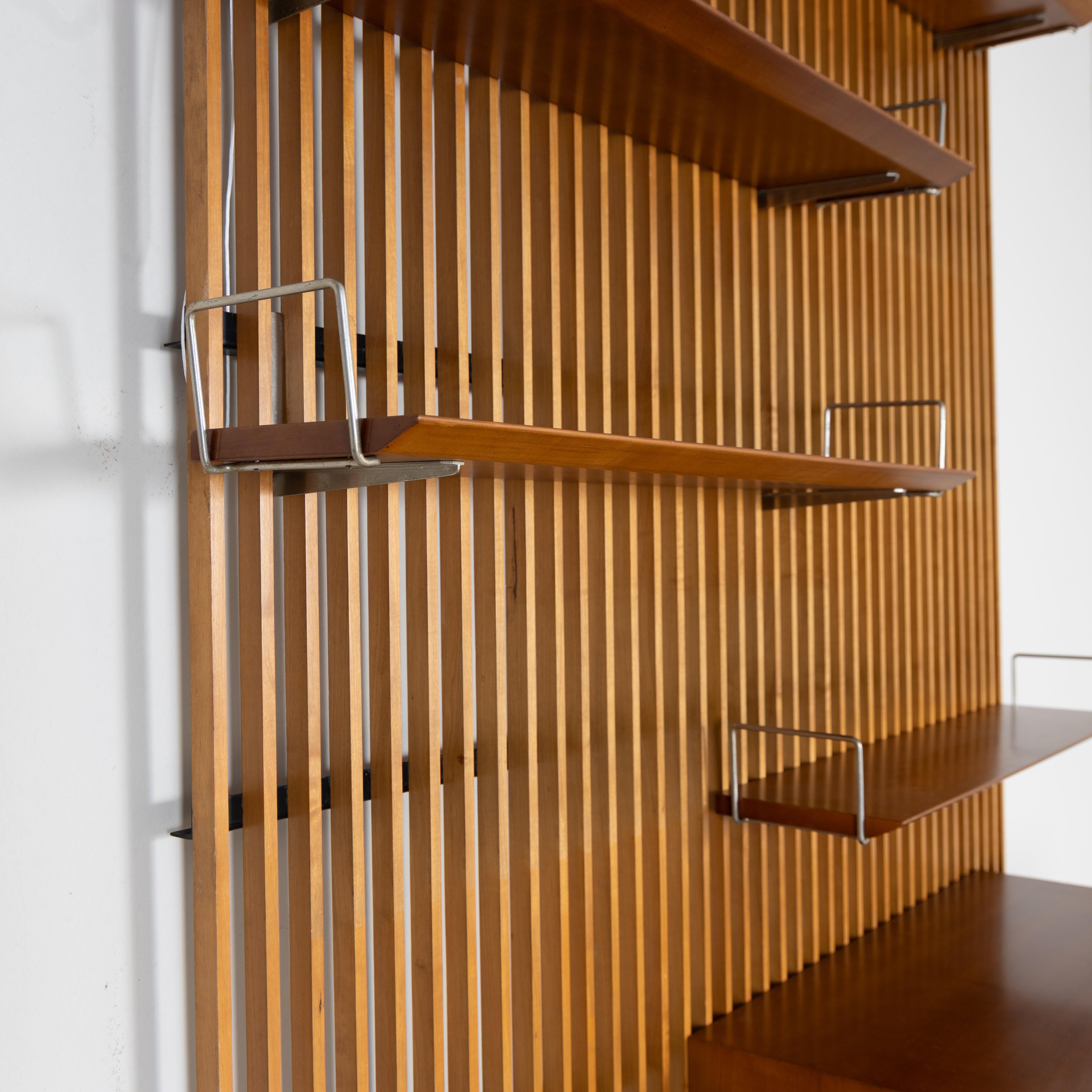Wandregal aus Holz und Metall mit Lattenrost und Regalen, 1960 im Zustand „Gut“ im Angebot in Milano, Lombardia