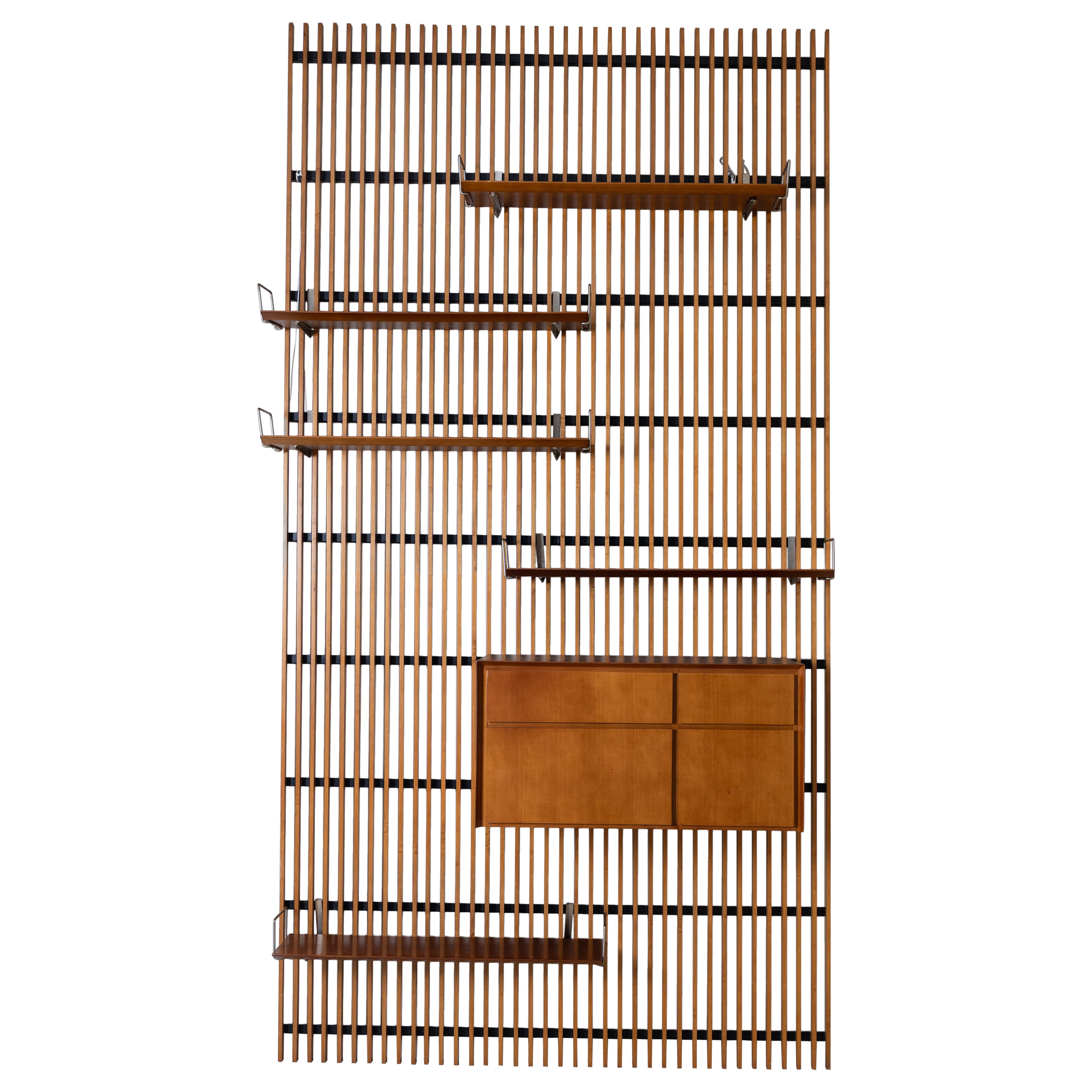 Librería mural de listones de madera y metal con estantes y mueble de almacenaje, 1960 en venta