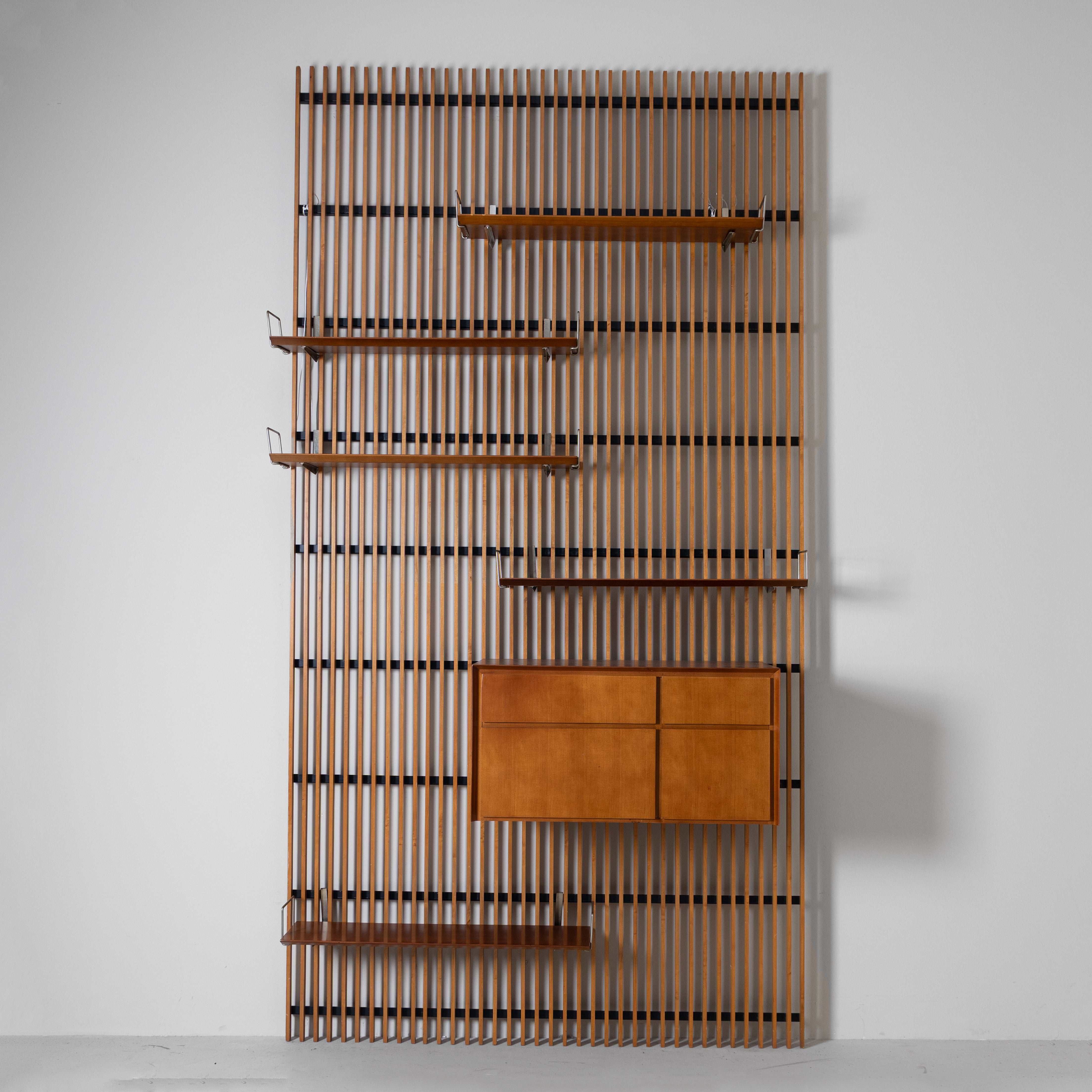 Wandregal aus Holz und Metall mit Lattenrost und Regalen, 1960 im Angebot