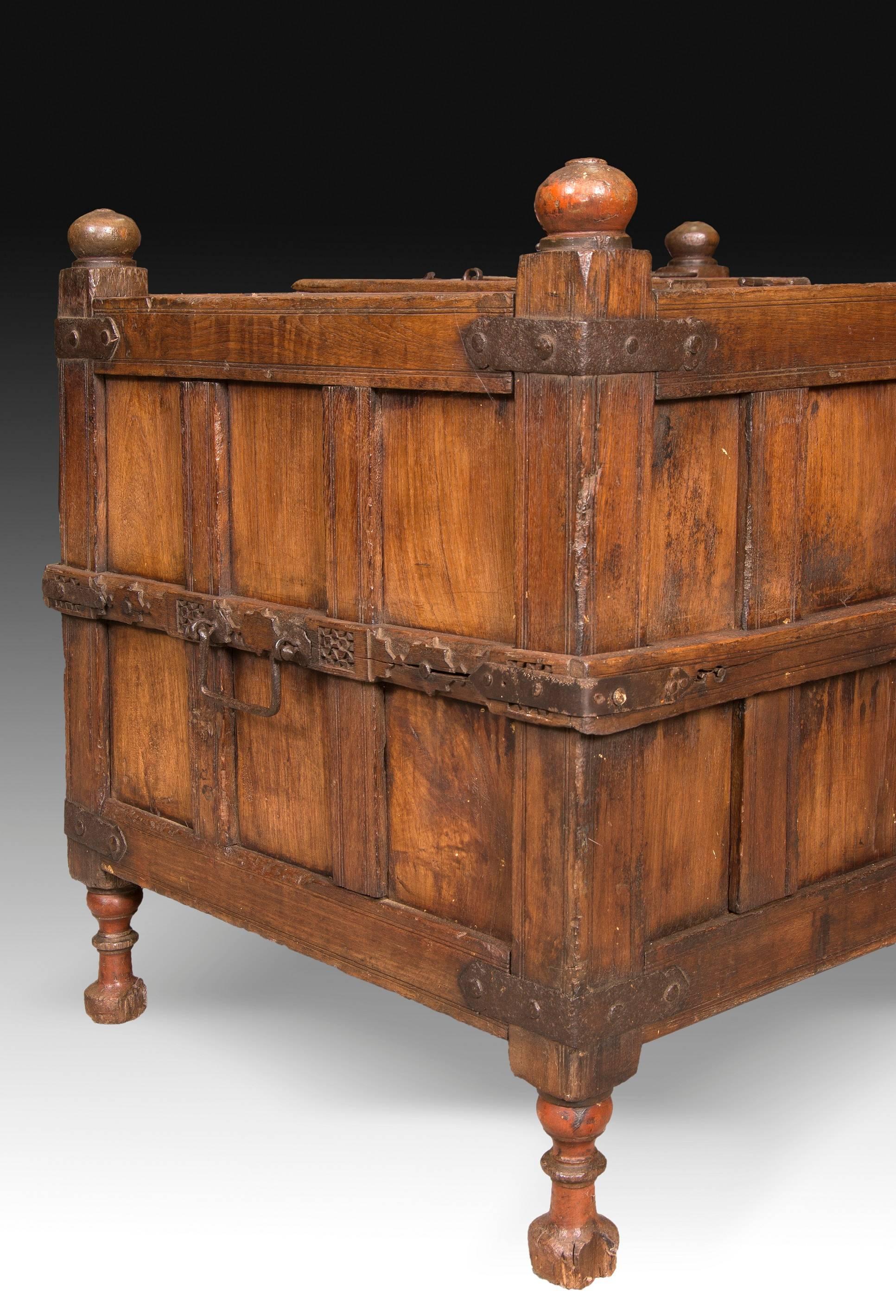 Wood and Metal Trunk with Oriental Decoration, 19th-20th Centuries In Good Condition In Madrid, ES