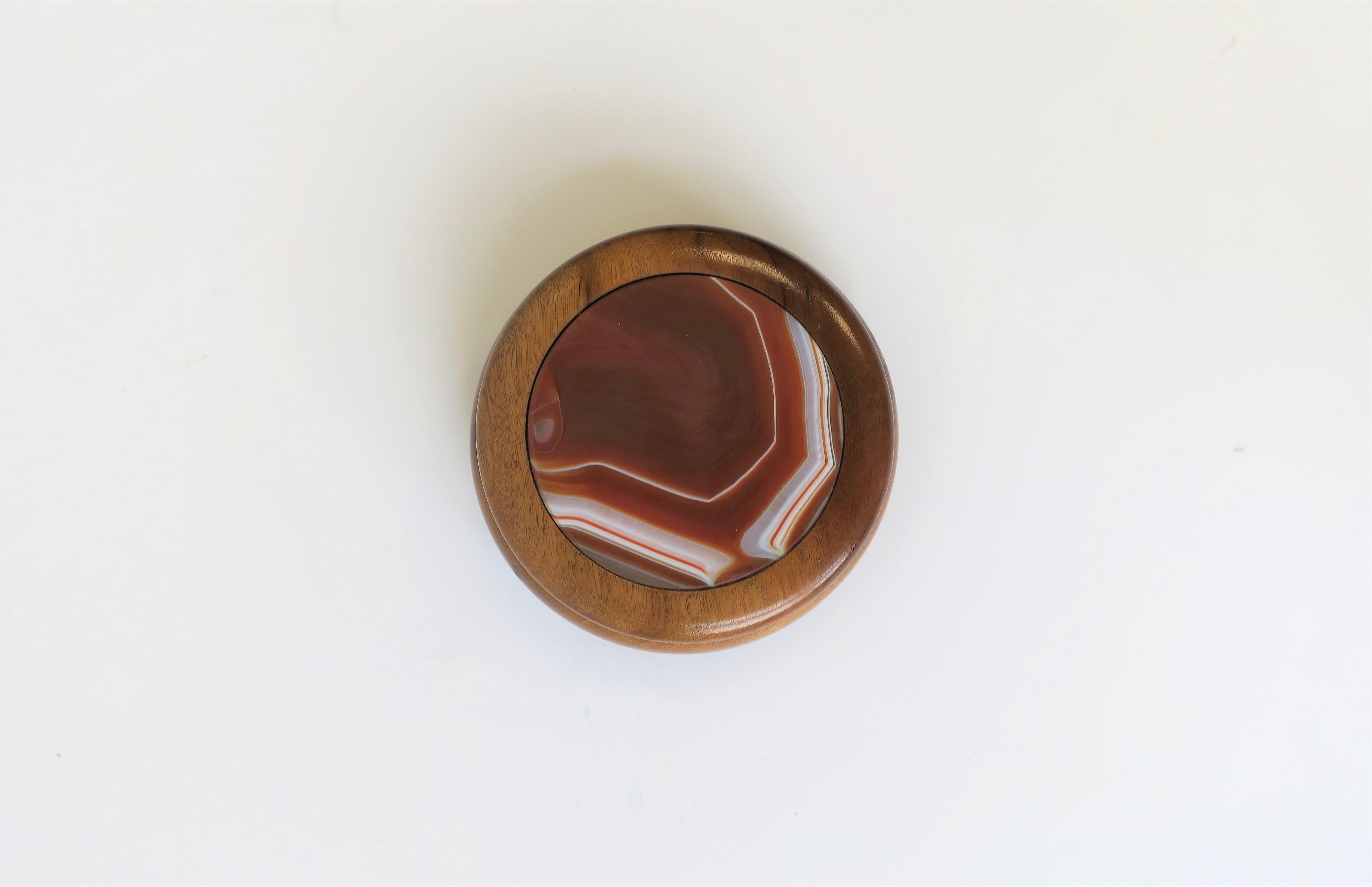 A wood and red burgundy and white agate onyx geode round jewelry or trinket box, circa 1990s, late 20th century, Brazil. A great piece for a desk, vanity, nightstand table area to hold small items or jewelry, etc. Dimensions: 4.38