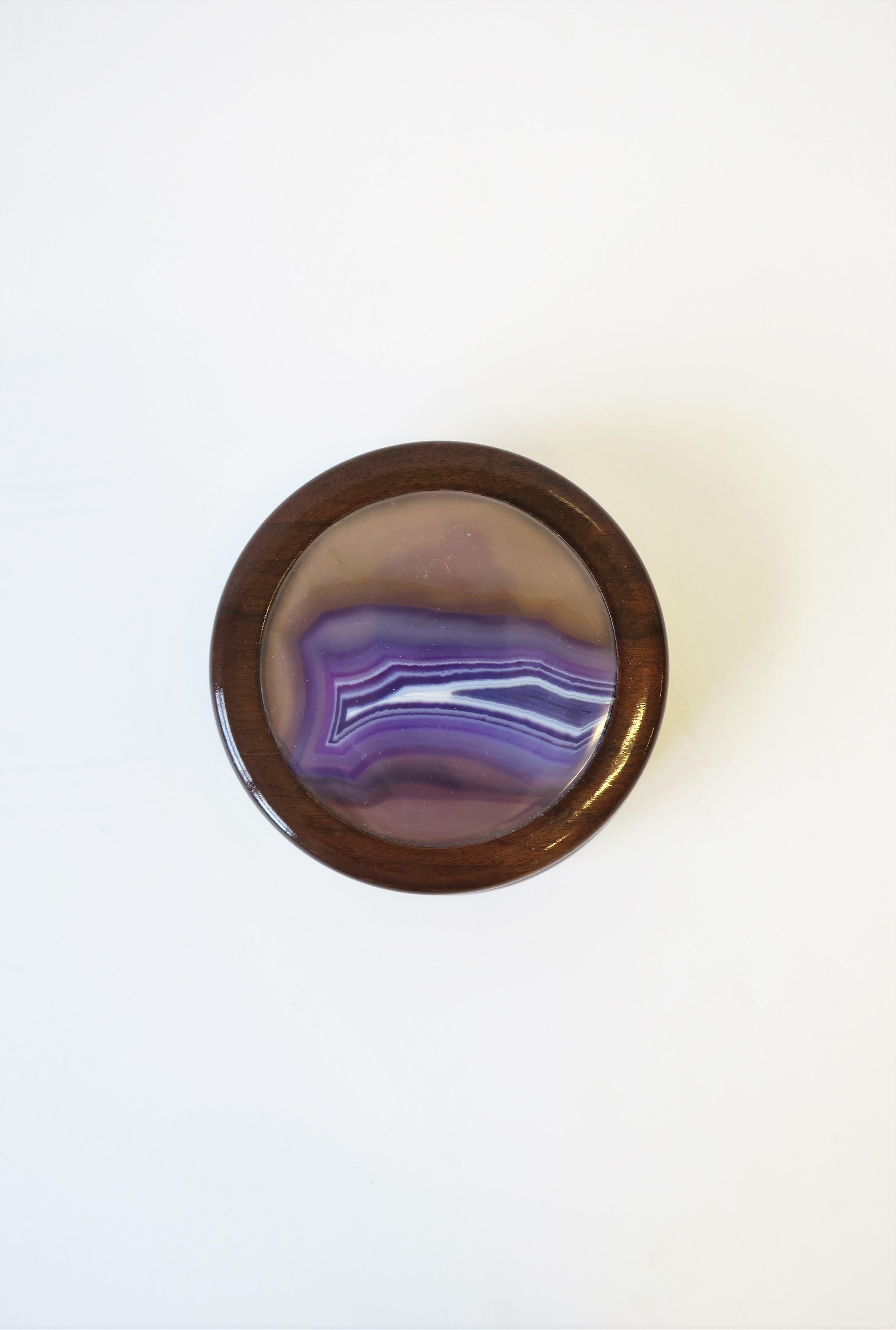 A wood and purple agate geode round jewelry or trinket box, circa 1990s, late 20th century, Brazil. A great piece for a desk, vanity, nightstand table area to hold small items or jewelry. Dimensions: 4.38