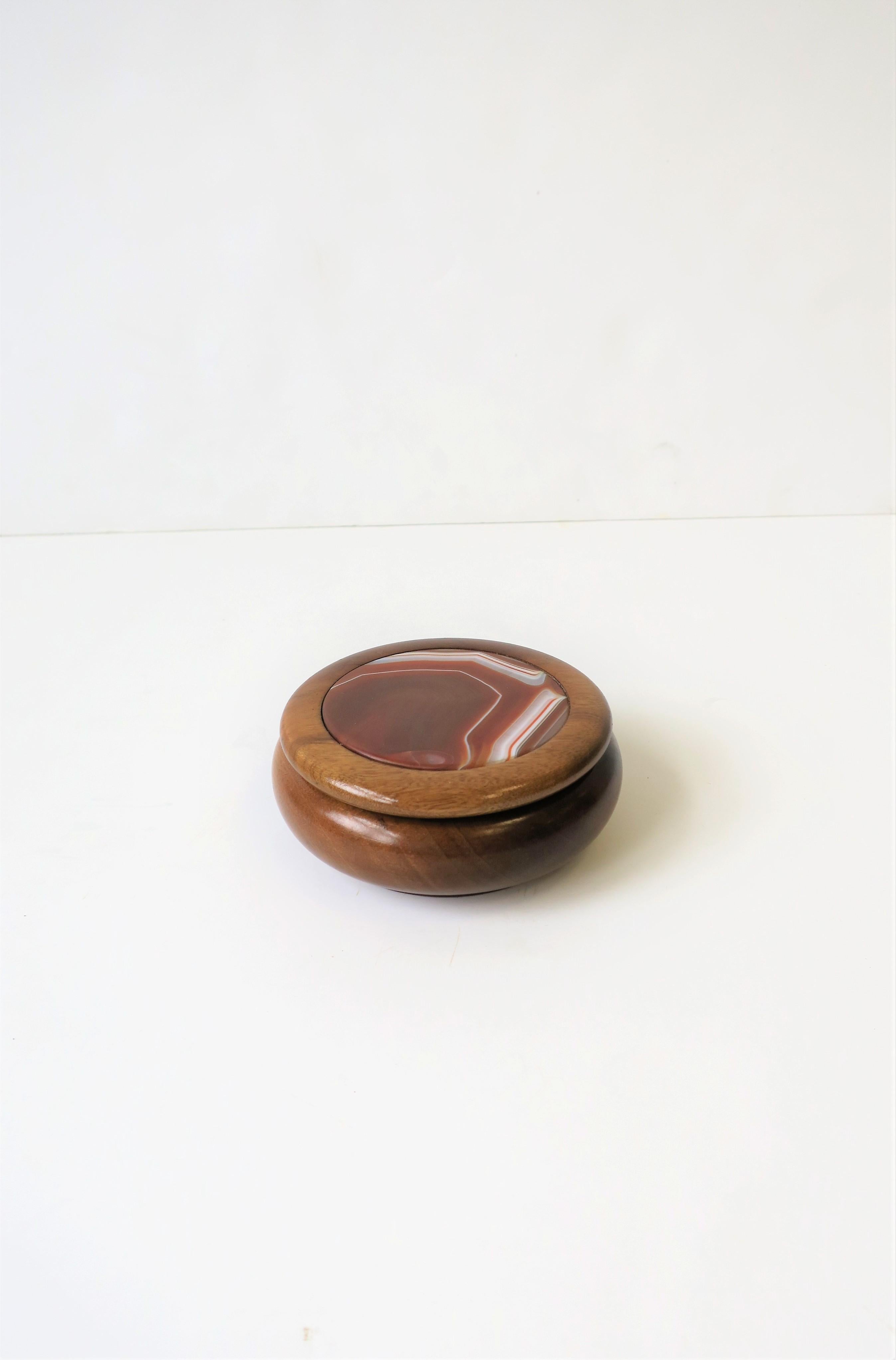 Agate Onyx Geode and Wood Round Jewelry or Trinket Box, Brazil, 1990s In Good Condition In New York, NY