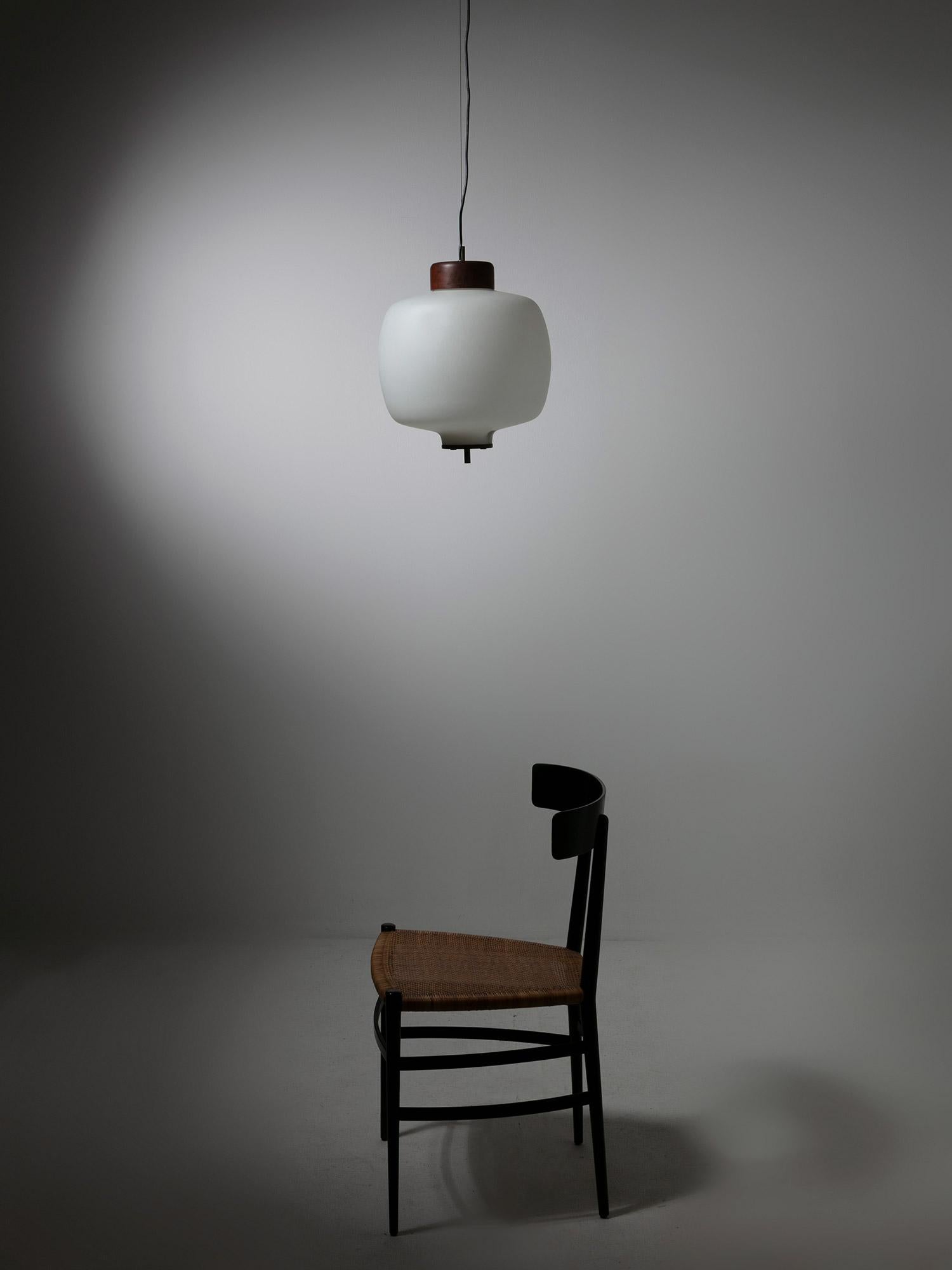 Lampe suspendue en bois et verre opalin de Reggiani, Italie, années 1960 en vente 2