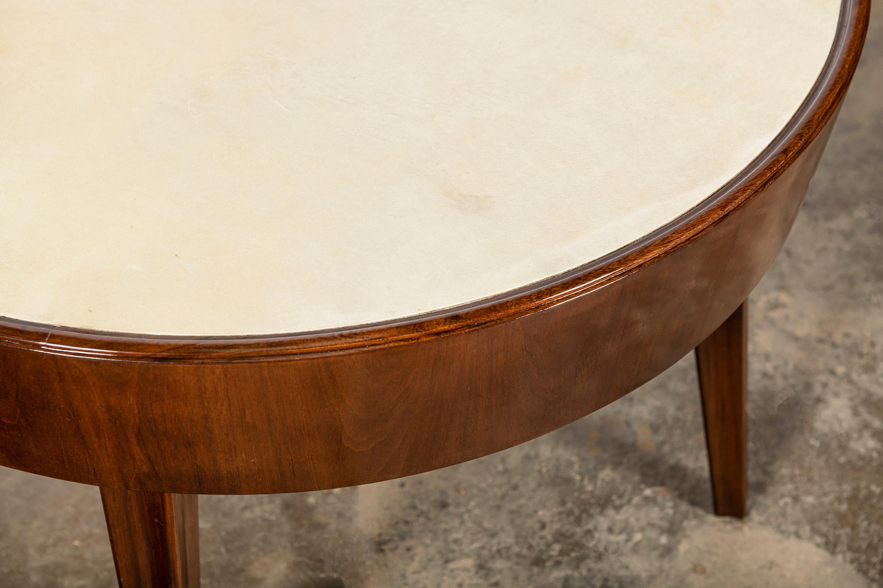 Mid-Century Modern Table ronde basse en bois et parchemin de Comte, Argentine, Buenos Aires, vers 1950 en vente
