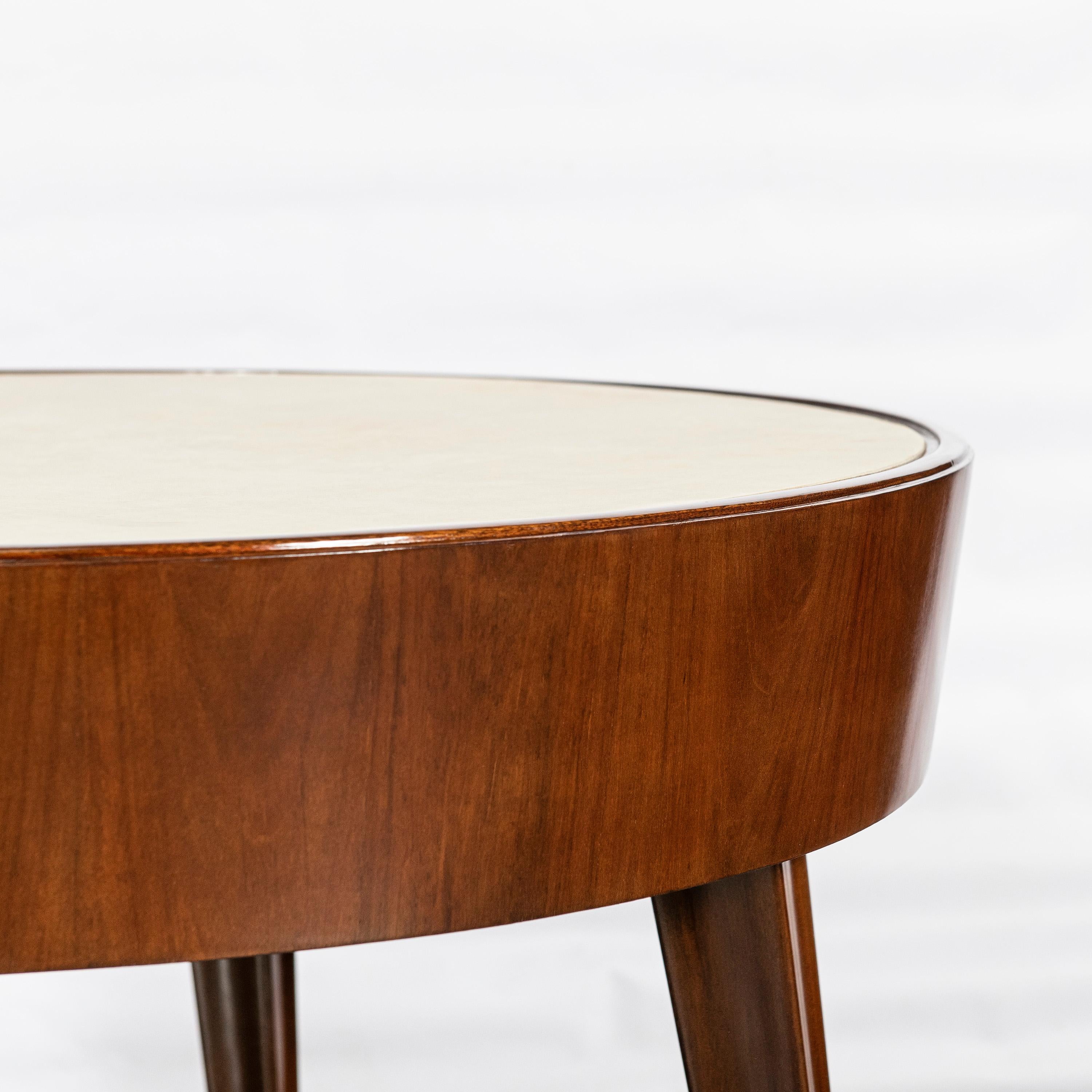Milieu du XXe siècle Table ronde basse en bois et parchemin de Comte, Argentine, Buenos Aires, vers 1950 en vente
