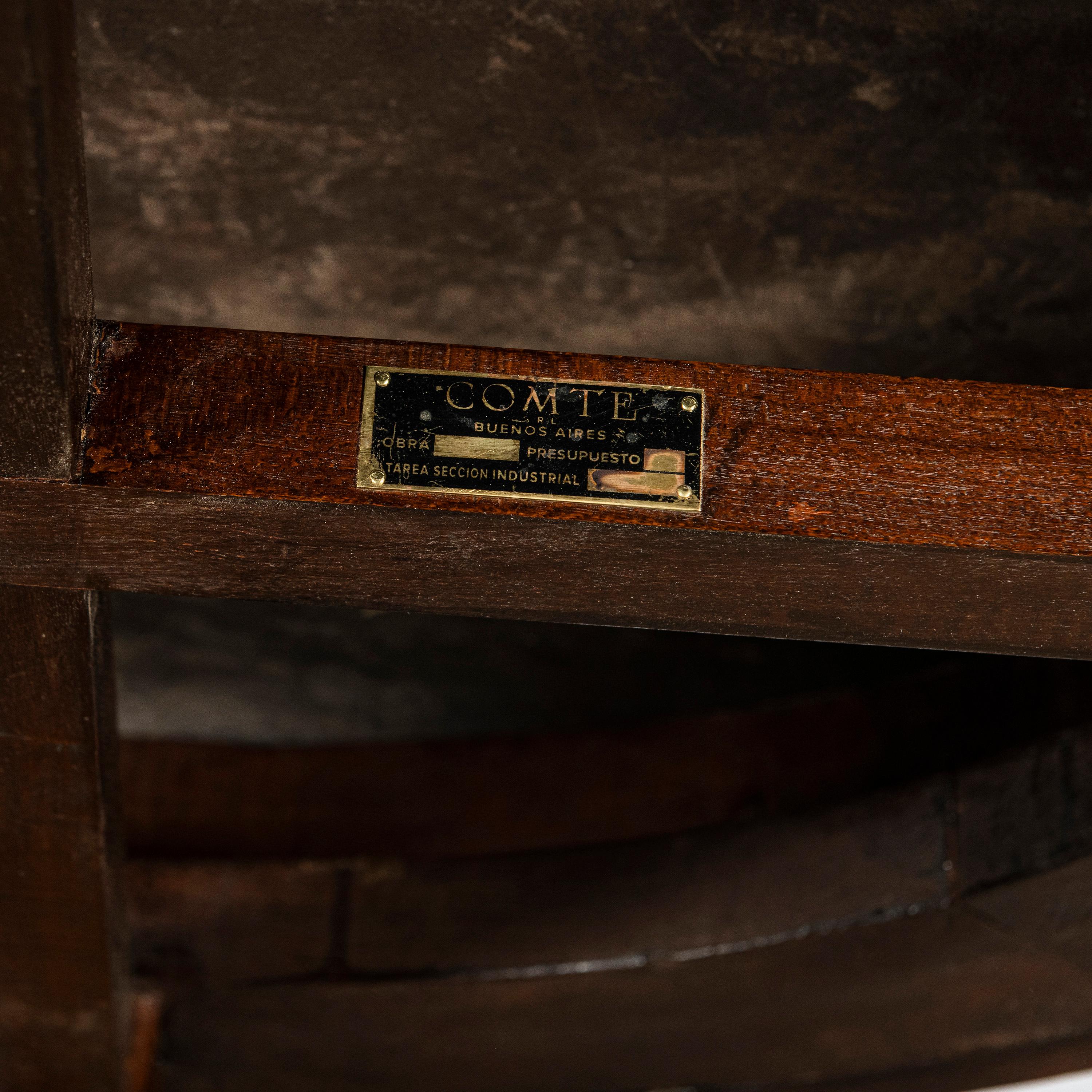 Table ronde basse en bois et parchemin de Comte, Argentine, Buenos Aires, vers 1950 en vente 1