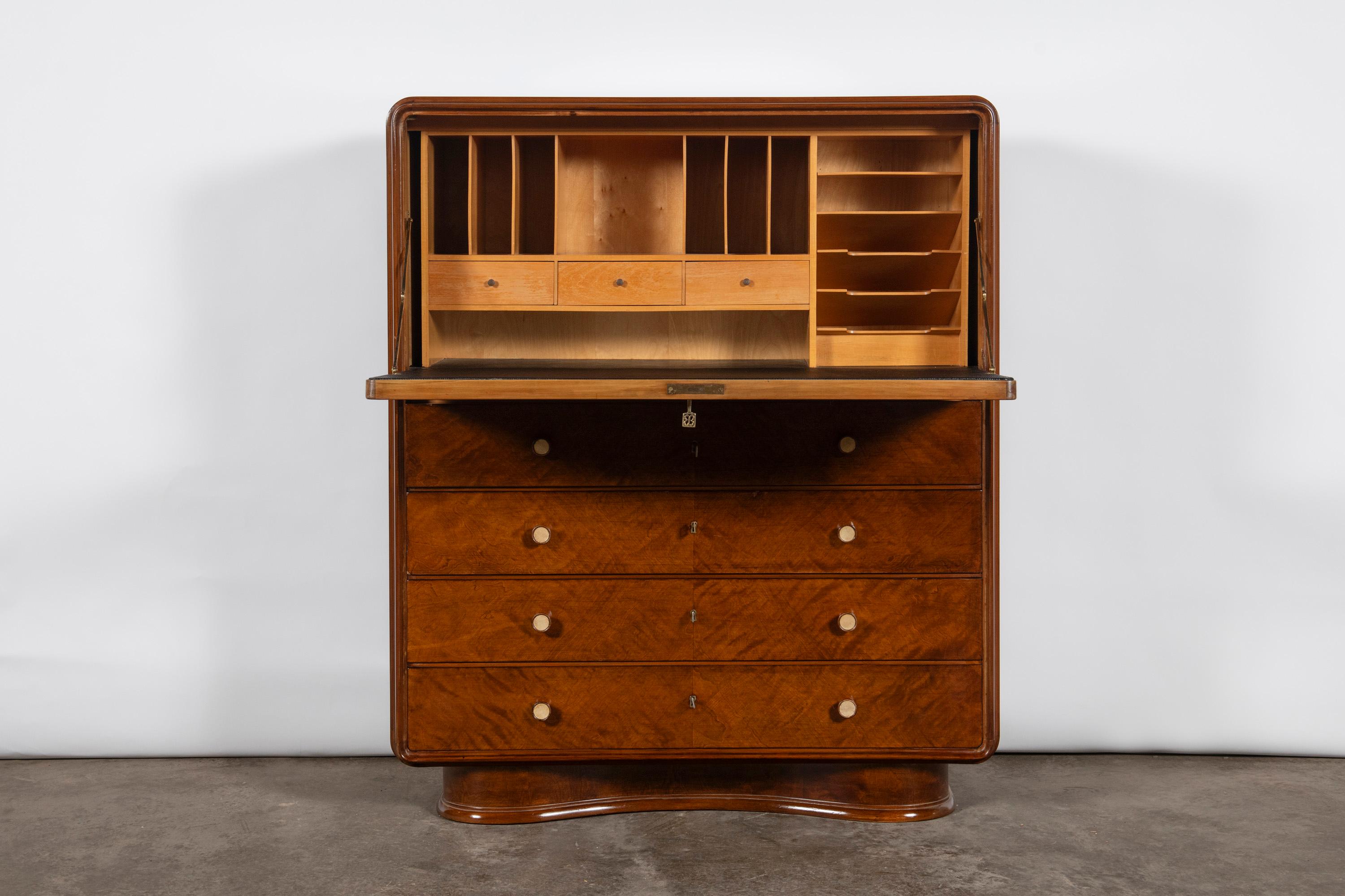 Secreter de madera y pergamino de Englander & Bonta, Argentina, hacia 1940.
Englander & Bonta fueron dos diseñadores europeos que emigraron a Buenos Aires, Argentina, en 1930 y fabricaron muebles.