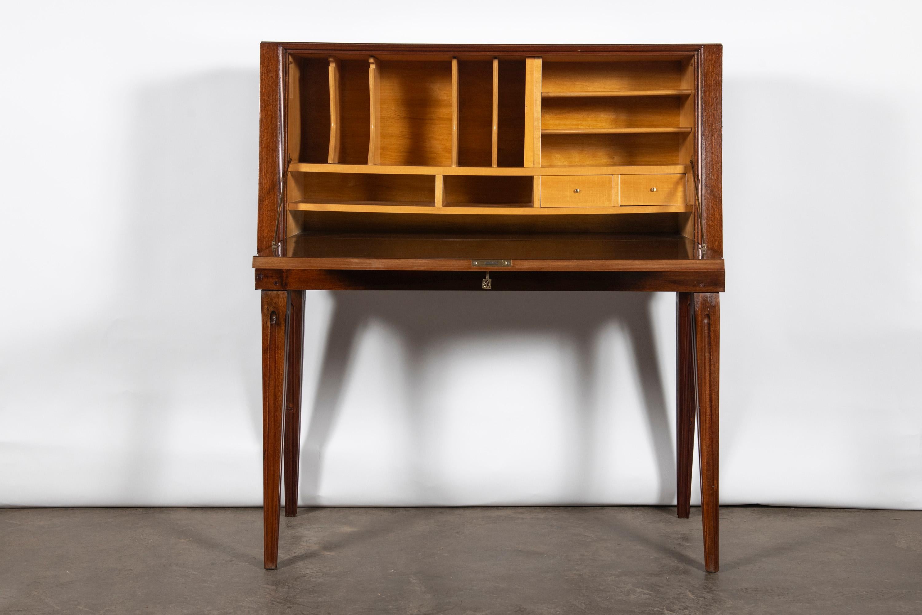 Secreter de madera y pergamino de Englander & Bonta, Argentina, hacia 1940. Moderno en venta