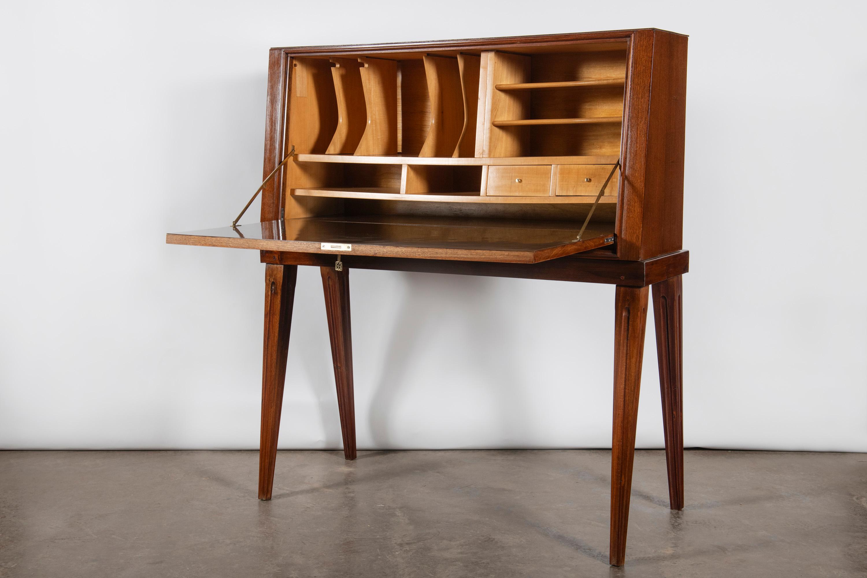 Secreter de madera y pergamino de Englander & Bonta, Argentina, hacia 1940. Argentino en venta