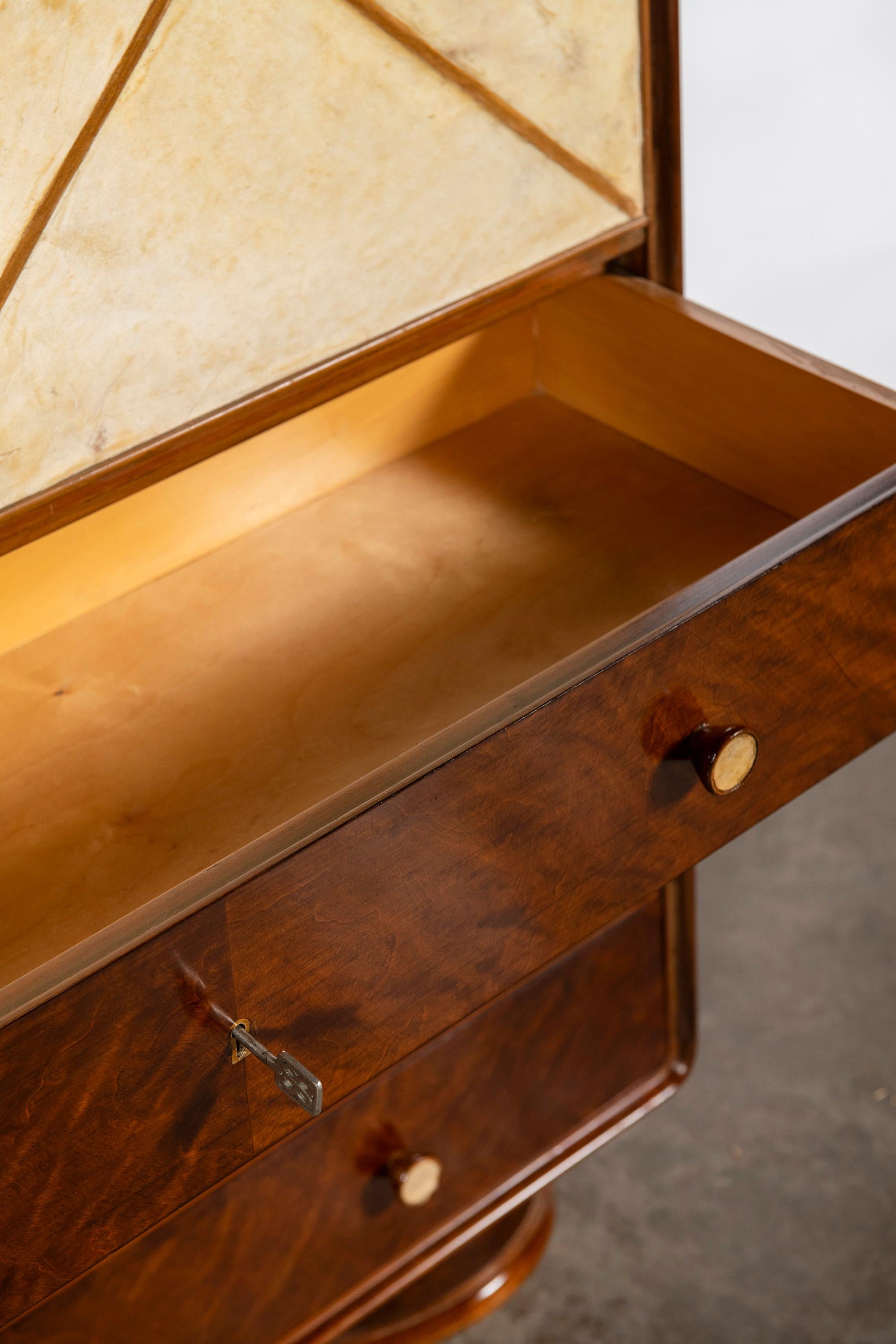 Secreter de madera y pergamino de Englander & Bonta, Argentina, hacia 1940. en Bueno estado para la venta en Buenos Aires, Buenos Aires