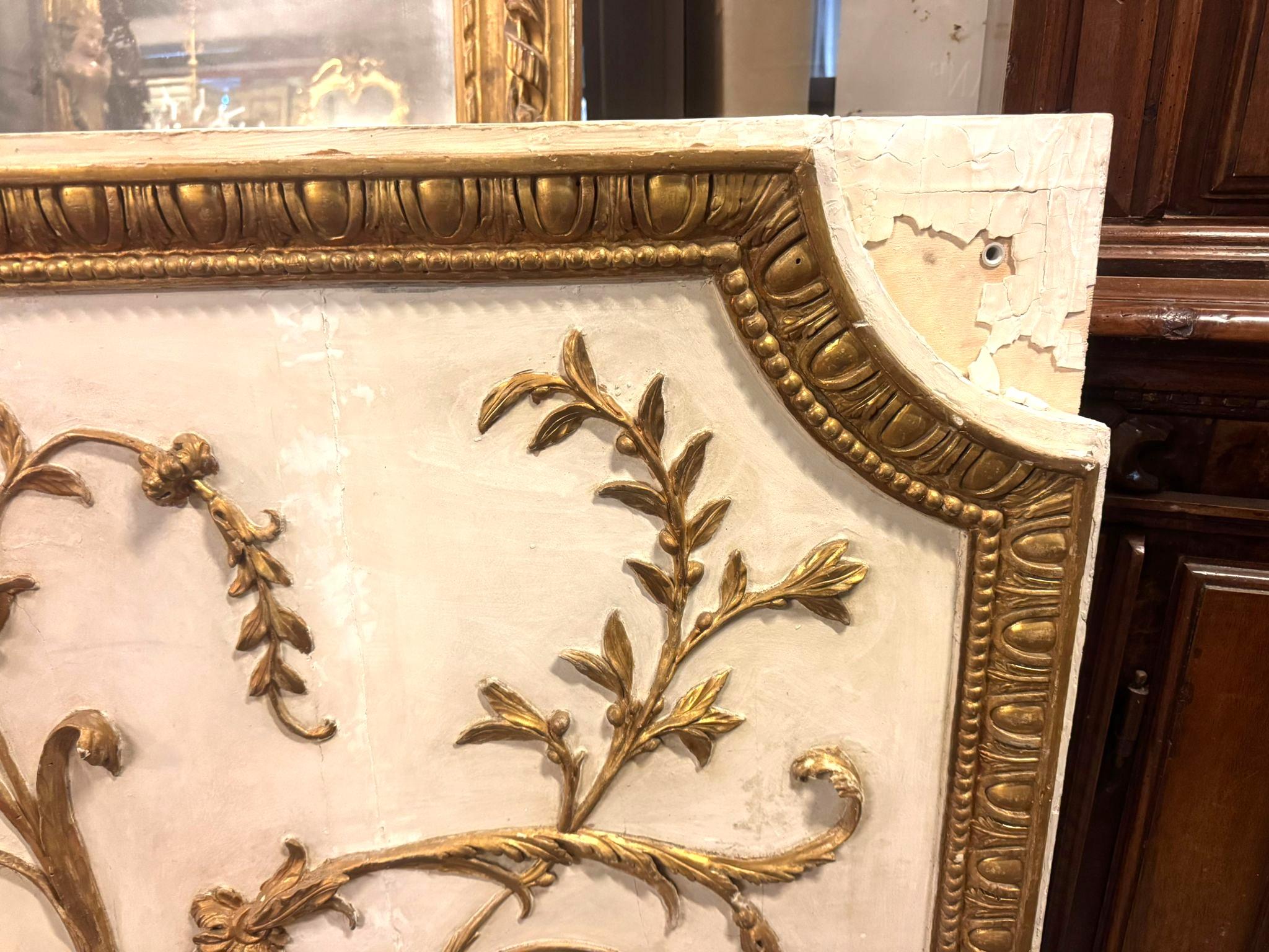 Wood and plaster panel, lacquered floral and leafy decorations, italy (Gips) im Angebot