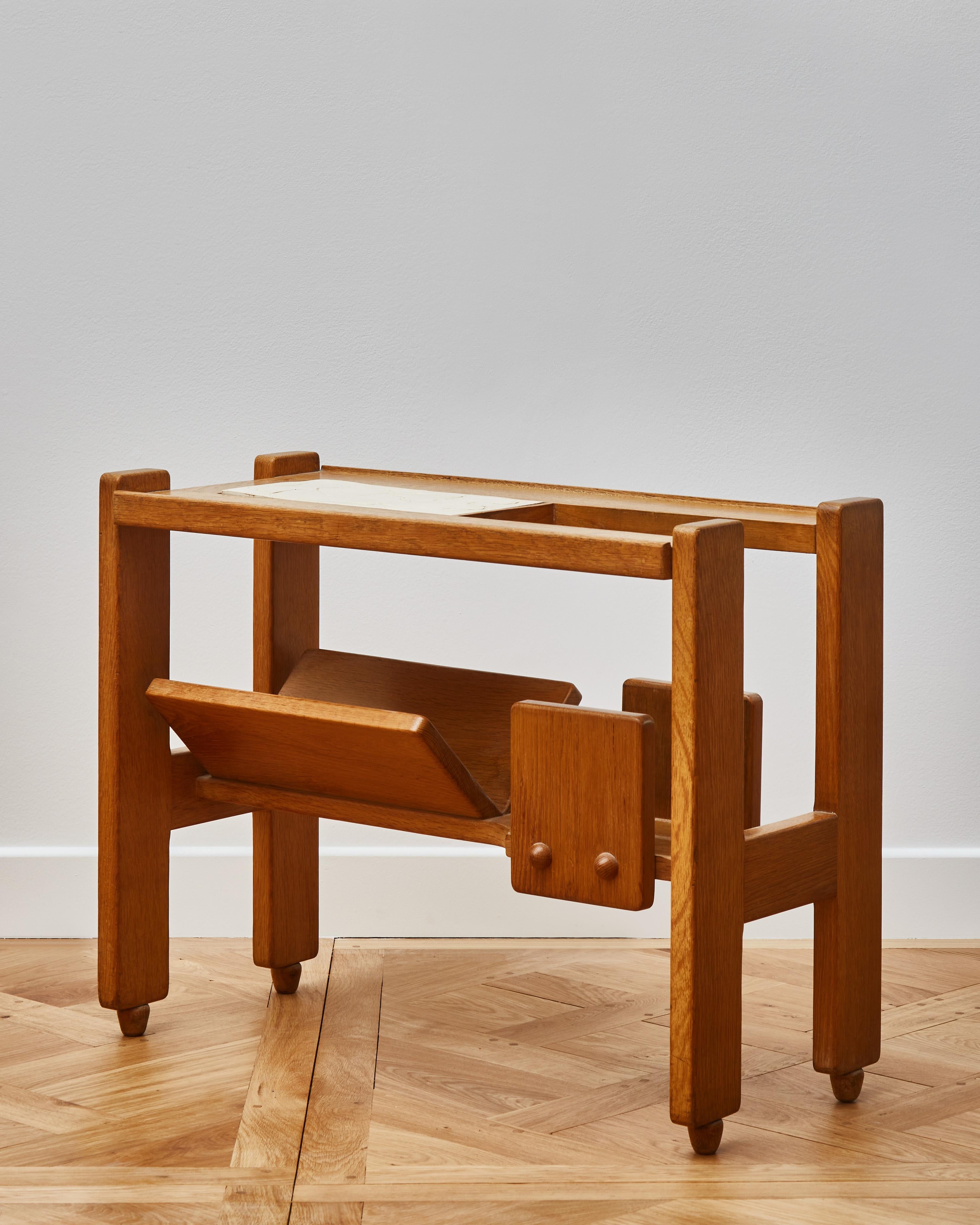 Intéressante pièce du fabricant français François Weiss:: cette étroite table d'appoint comporte un porte-revues et une incrustation de plâtre décoré sur le dessus.