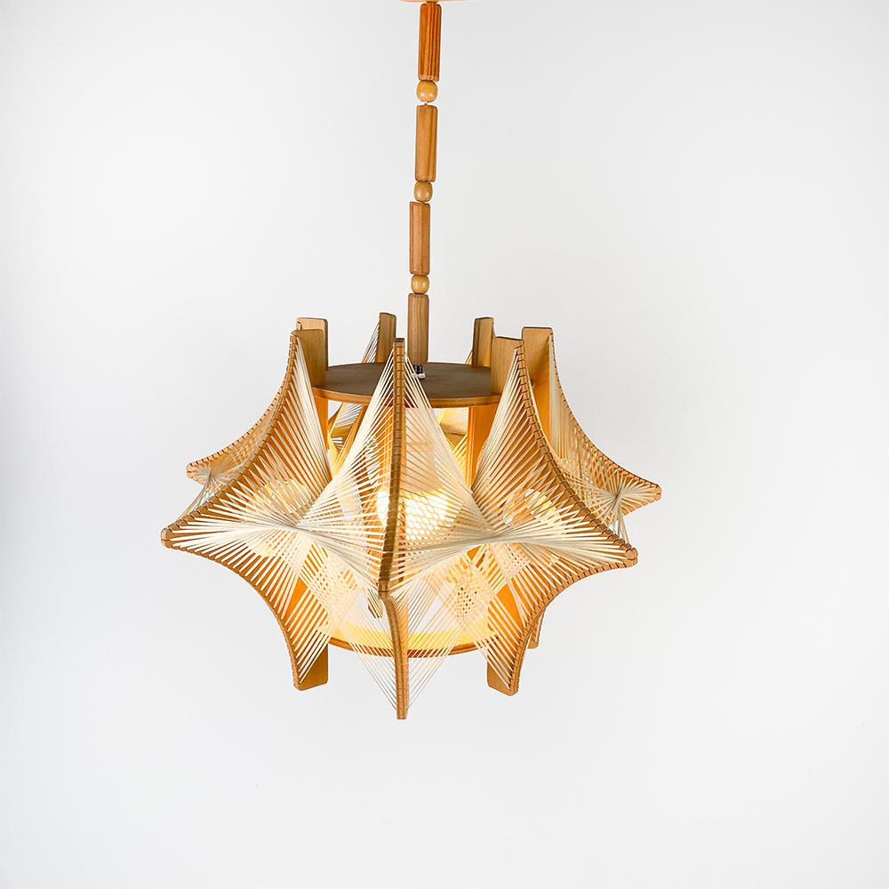 Wood and Raffia Ceiling Lamp, 1980's

Very good condition.

The cable has an ornament also made of wood-

Measurements: 35x41 cm.