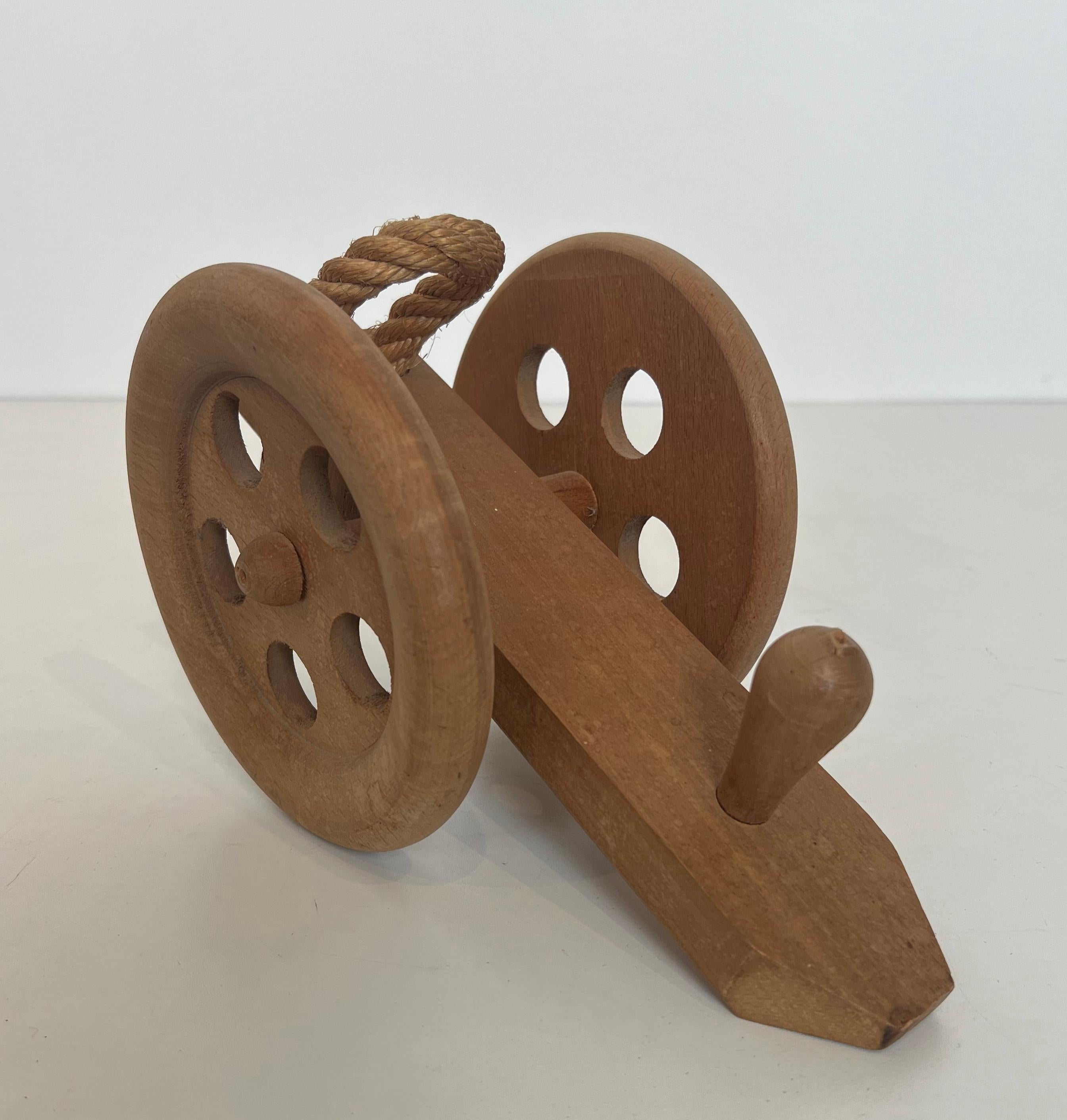 Holz- und Seilflaschenhalter mit Darstellung eines Kanonen. Französisches Werk von Audoux Minet im Angebot 5