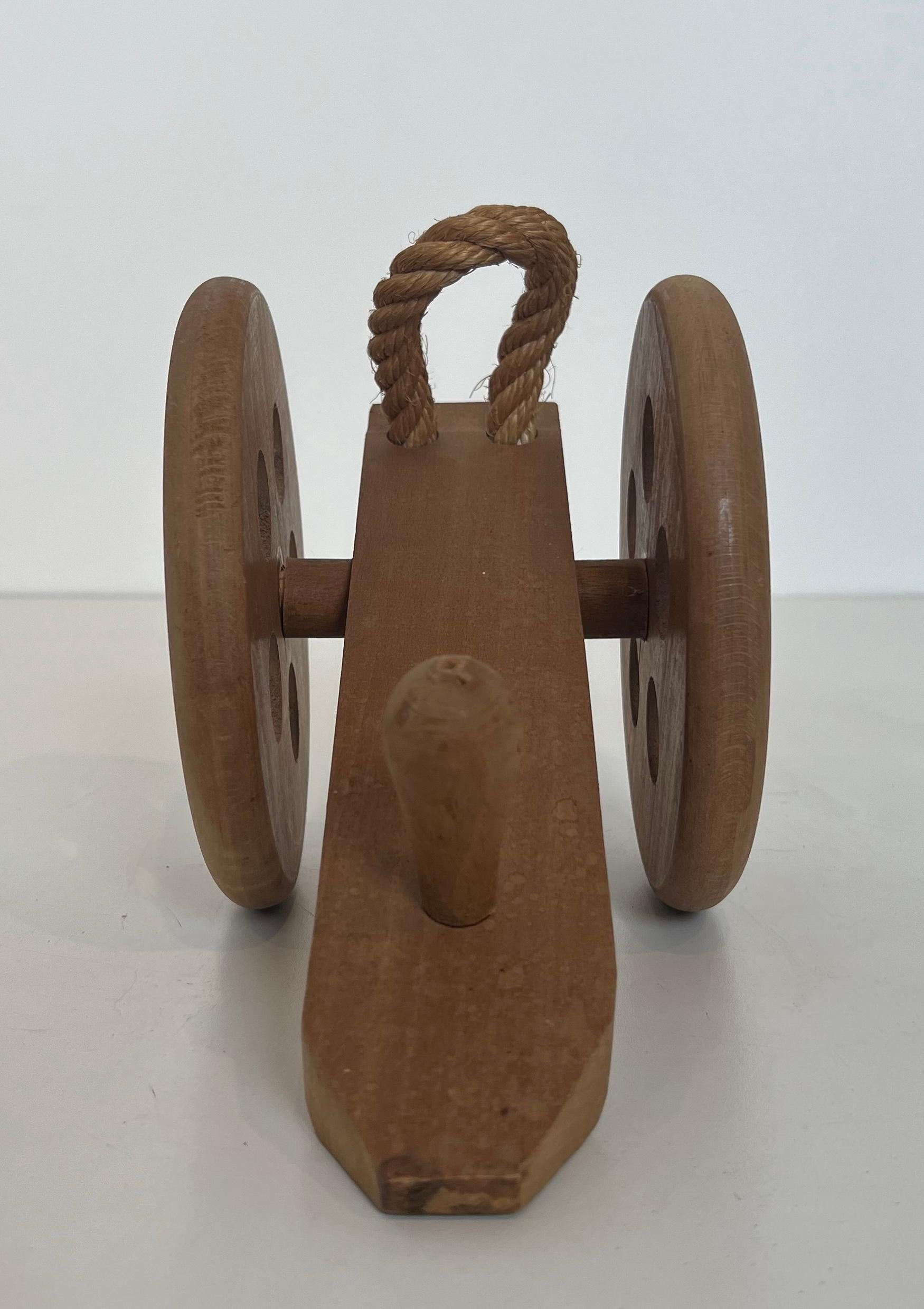 Holz- und Seilflaschenhalter mit Darstellung eines Kanonen. Französisches Werk von Audoux Minet im Angebot 6