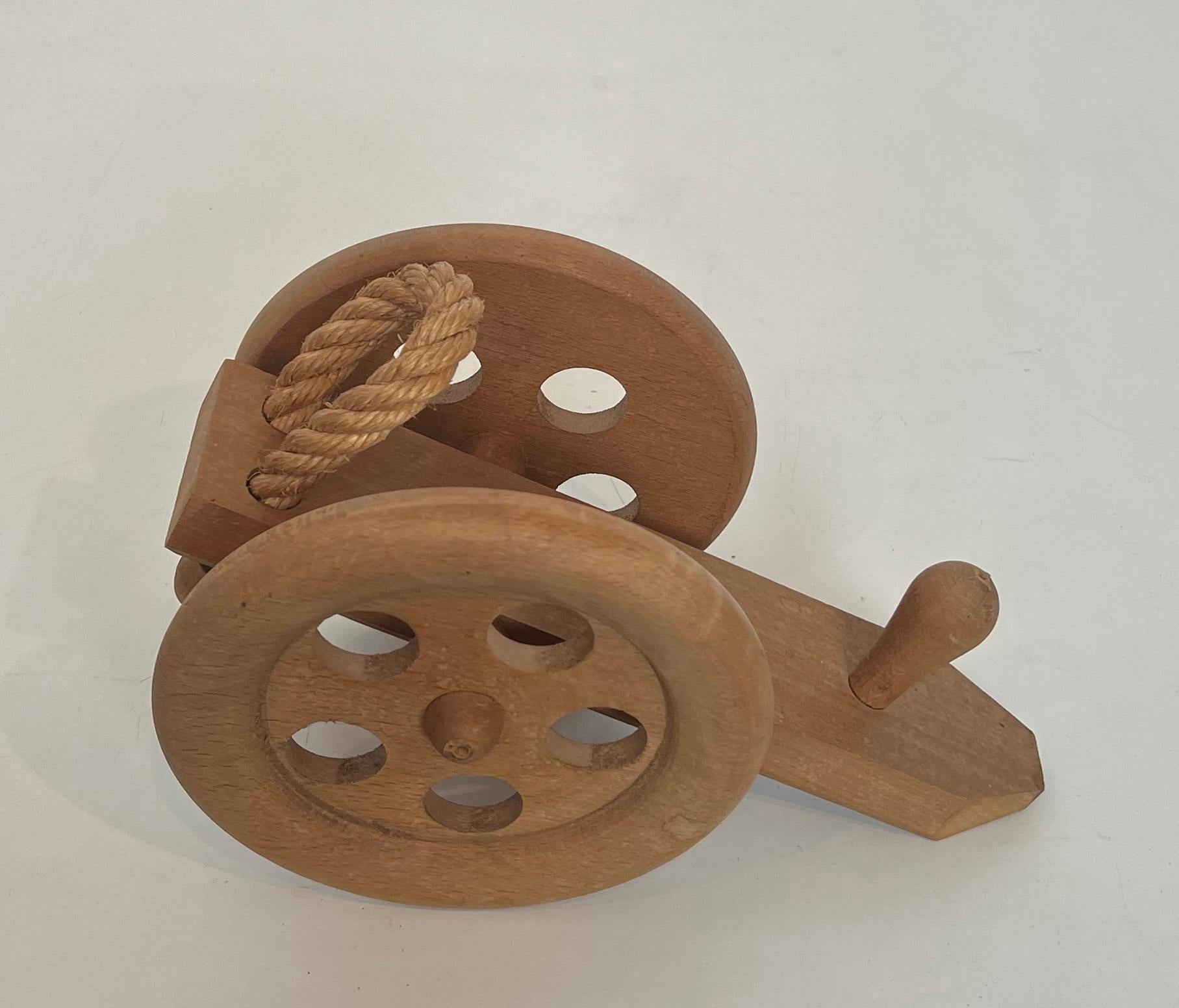 Holz- und Seilflaschenhalter mit Darstellung eines Kanonen. Französisches Werk von Audoux Minet im Angebot 9
