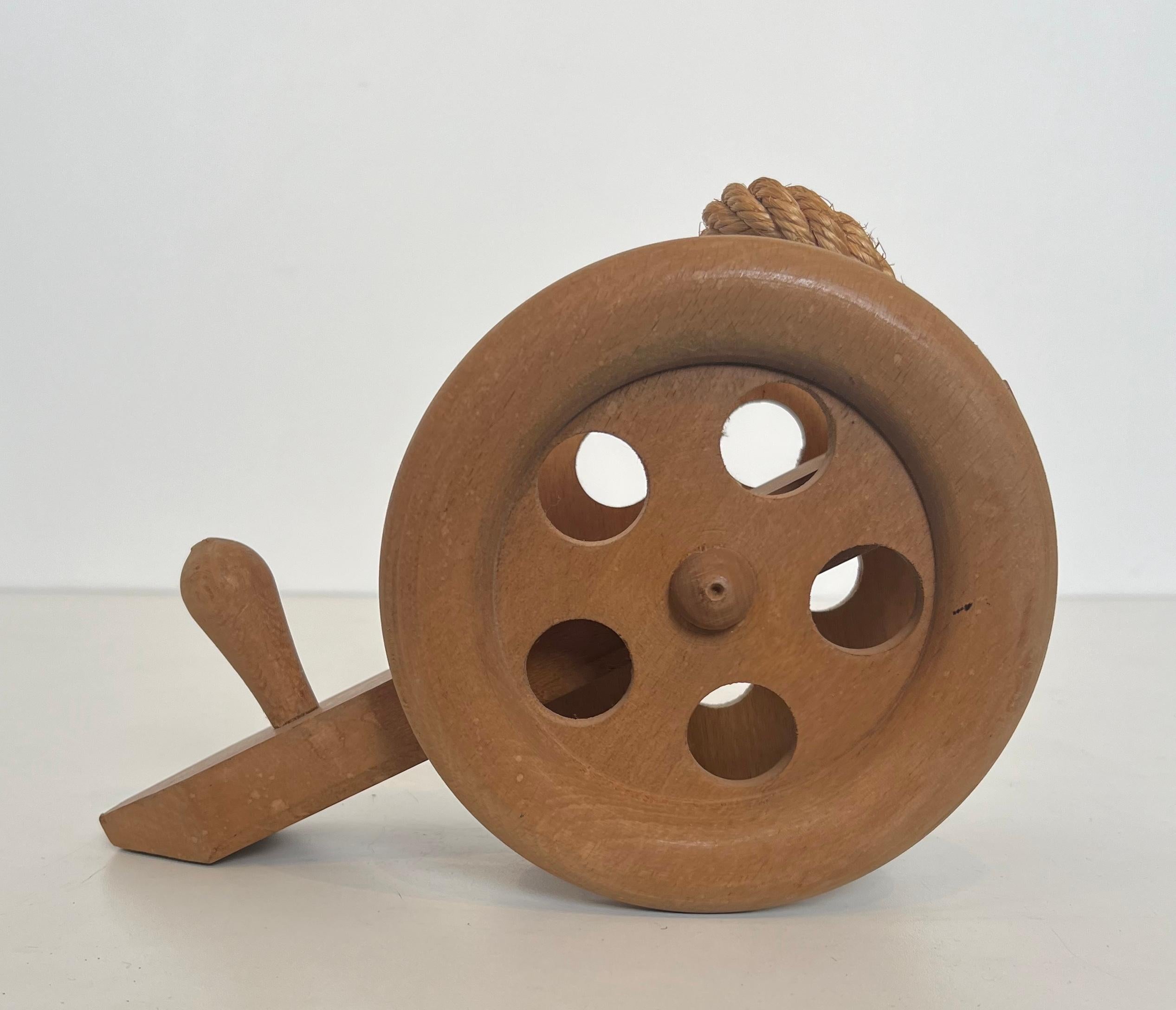 Holz- und Seilflaschenhalter mit Darstellung eines Kanonen. Französisches Werk von Audoux Minet im Angebot 10
