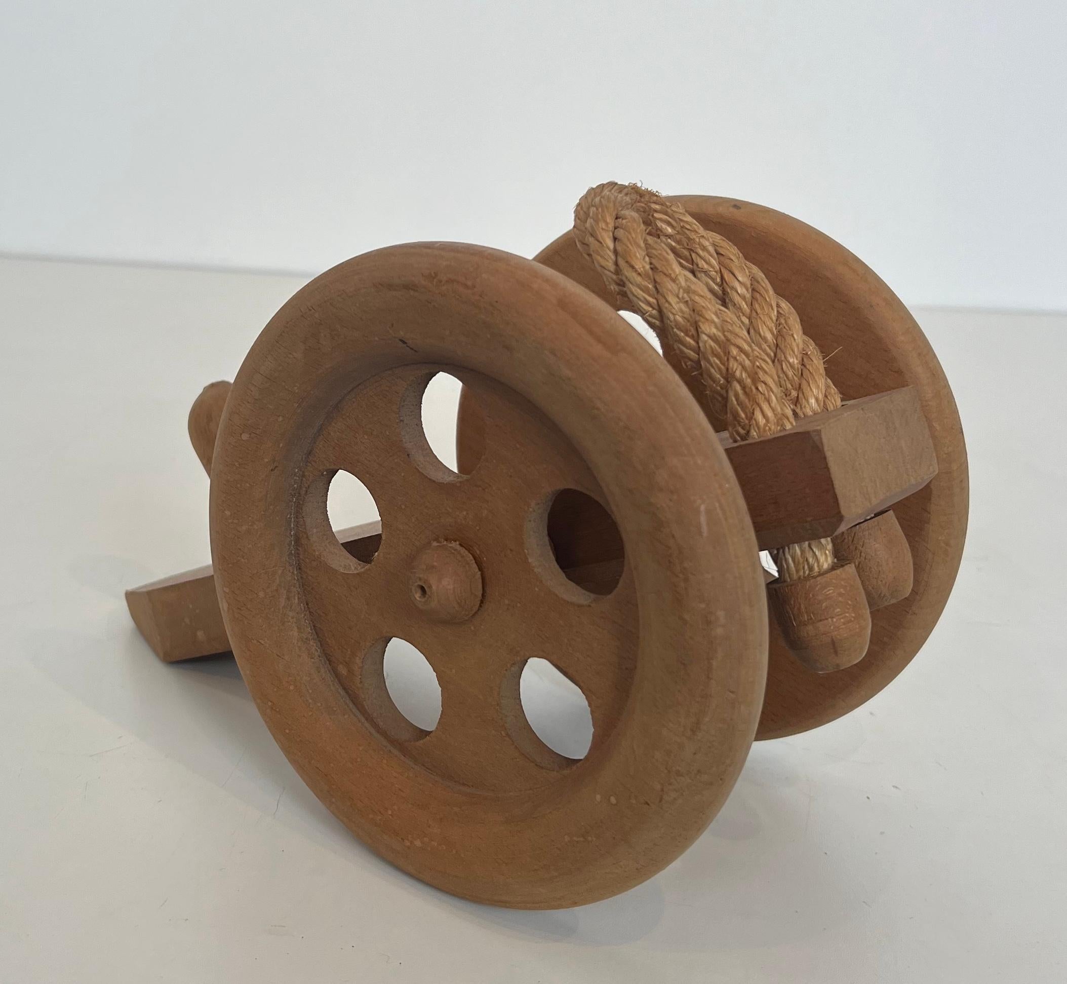 Holz- und Seilflaschenhalter mit Darstellung eines Kanonen. Französisches Werk von Audoux Minet im Angebot 11