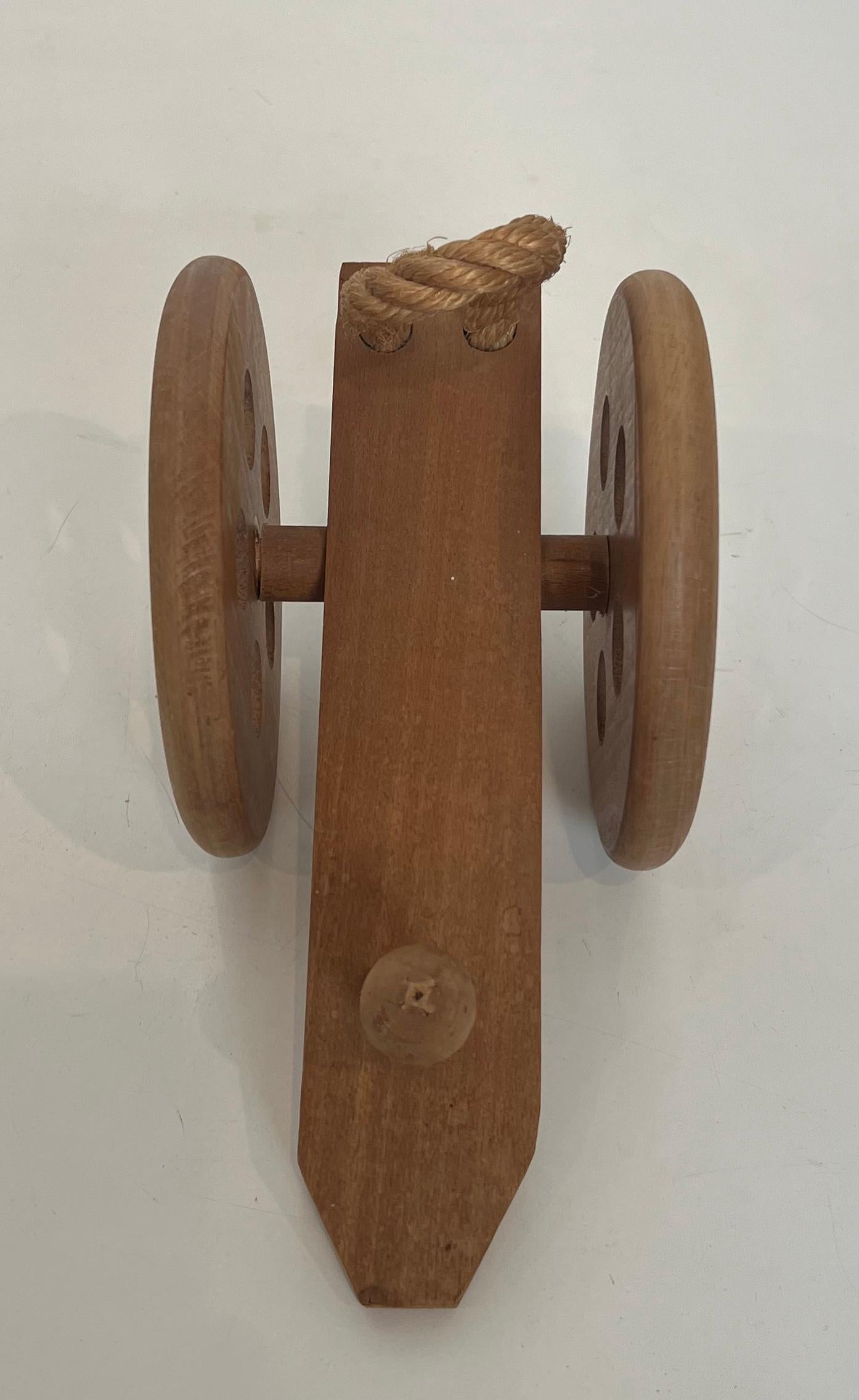 Holz- und Seilflaschenhalter mit Darstellung eines Kanonen. Französisches Werk von Audoux Minet im Angebot 14