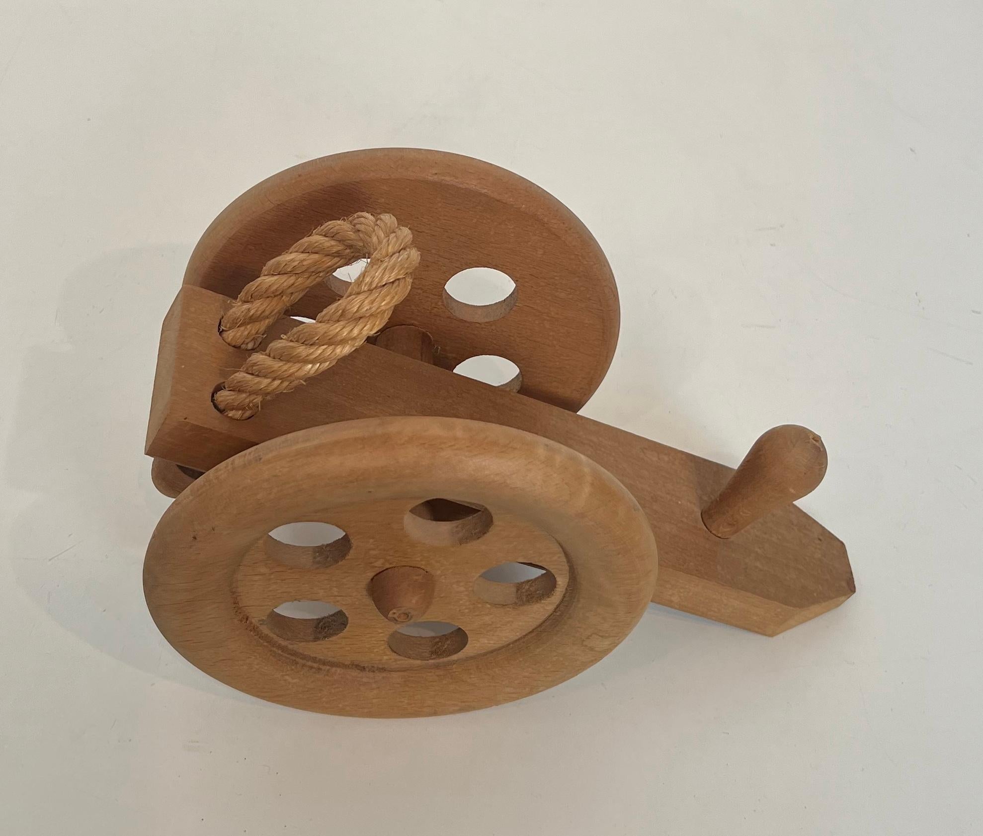 Dieser schöne und ungewöhnliche Flaschenhalter, der eine Kanone darstellt, ist aus Holz und Seil gefertigt. Dies ist ein französisches Werk von Adrien Audoux und Frida Minet (Audoux-Minet). CIRCA 1970
