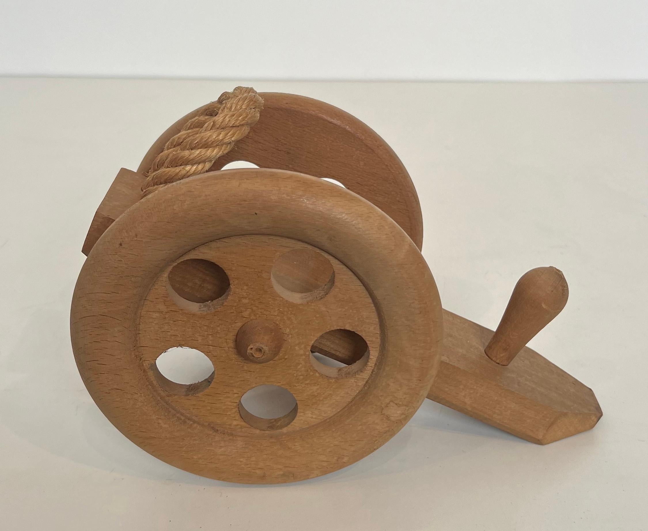 Holz- und Seilflaschenhalter mit Darstellung eines Kanonen. Französisches Werk von Audoux Minet im Angebot 15