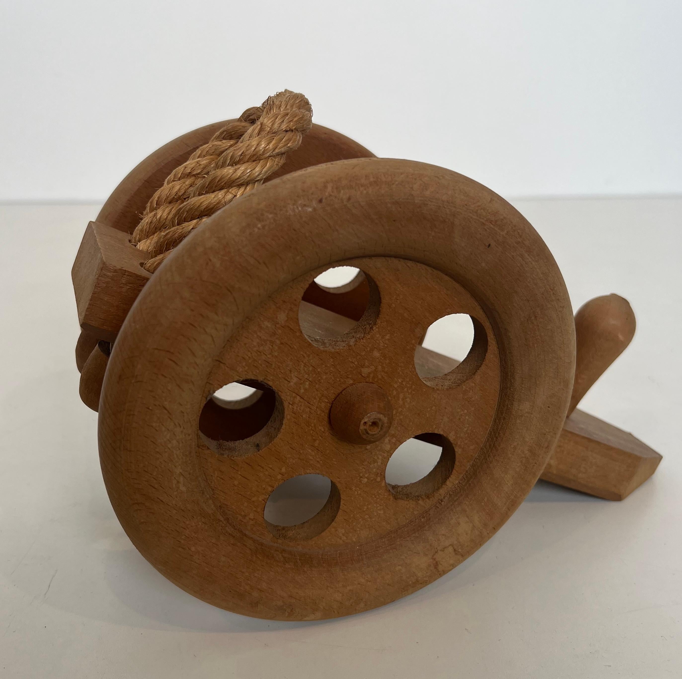 Holz- und Seilflaschenhalter mit Darstellung eines Kanonen. Französisches Werk von Audoux Minet im Angebot 1